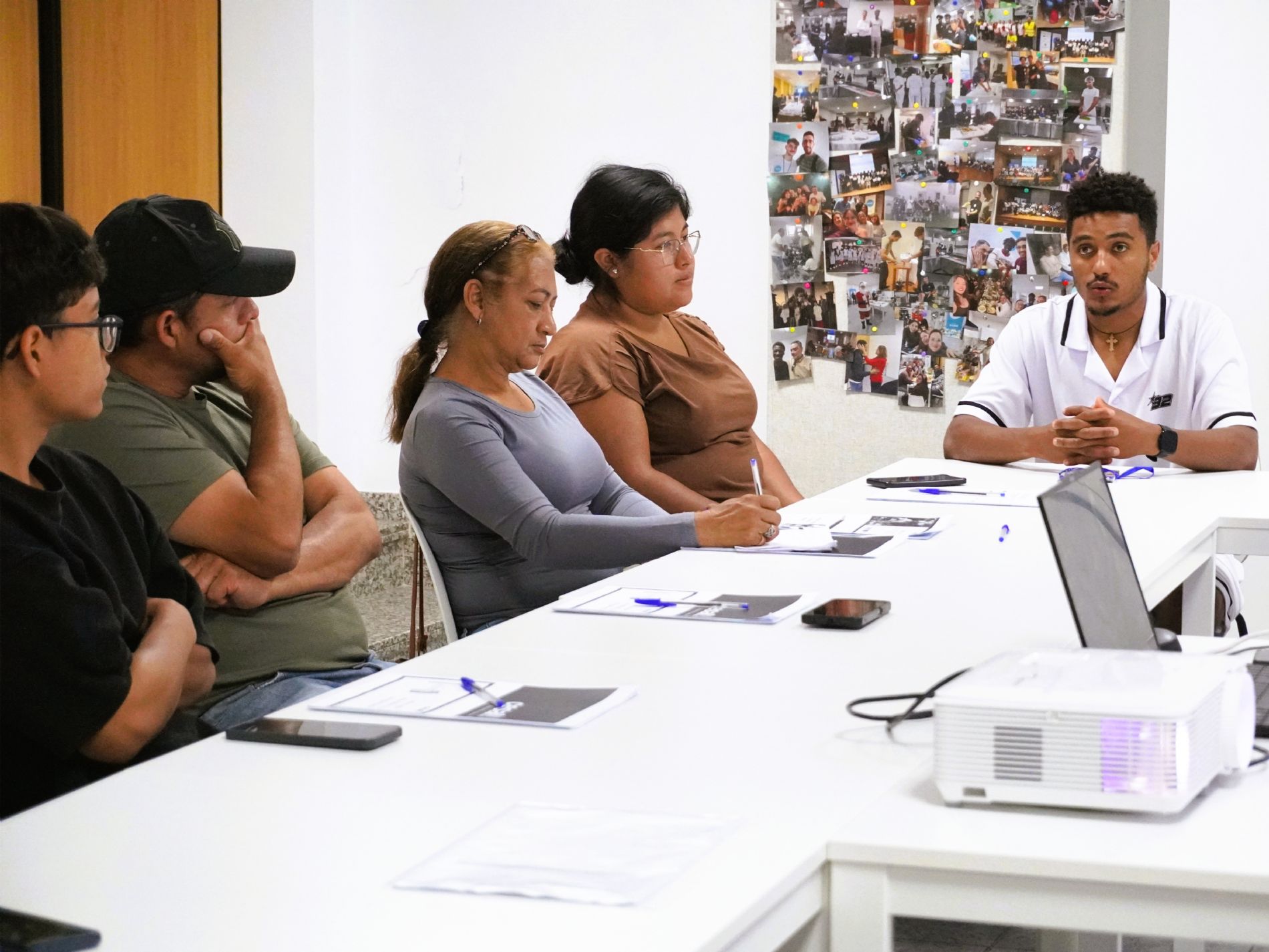 El voluntario comparti� con el grupo su proceso migratorio y el camino recorrido hasta comenzar una nueva vida en Canarias. / Foto: Cesal