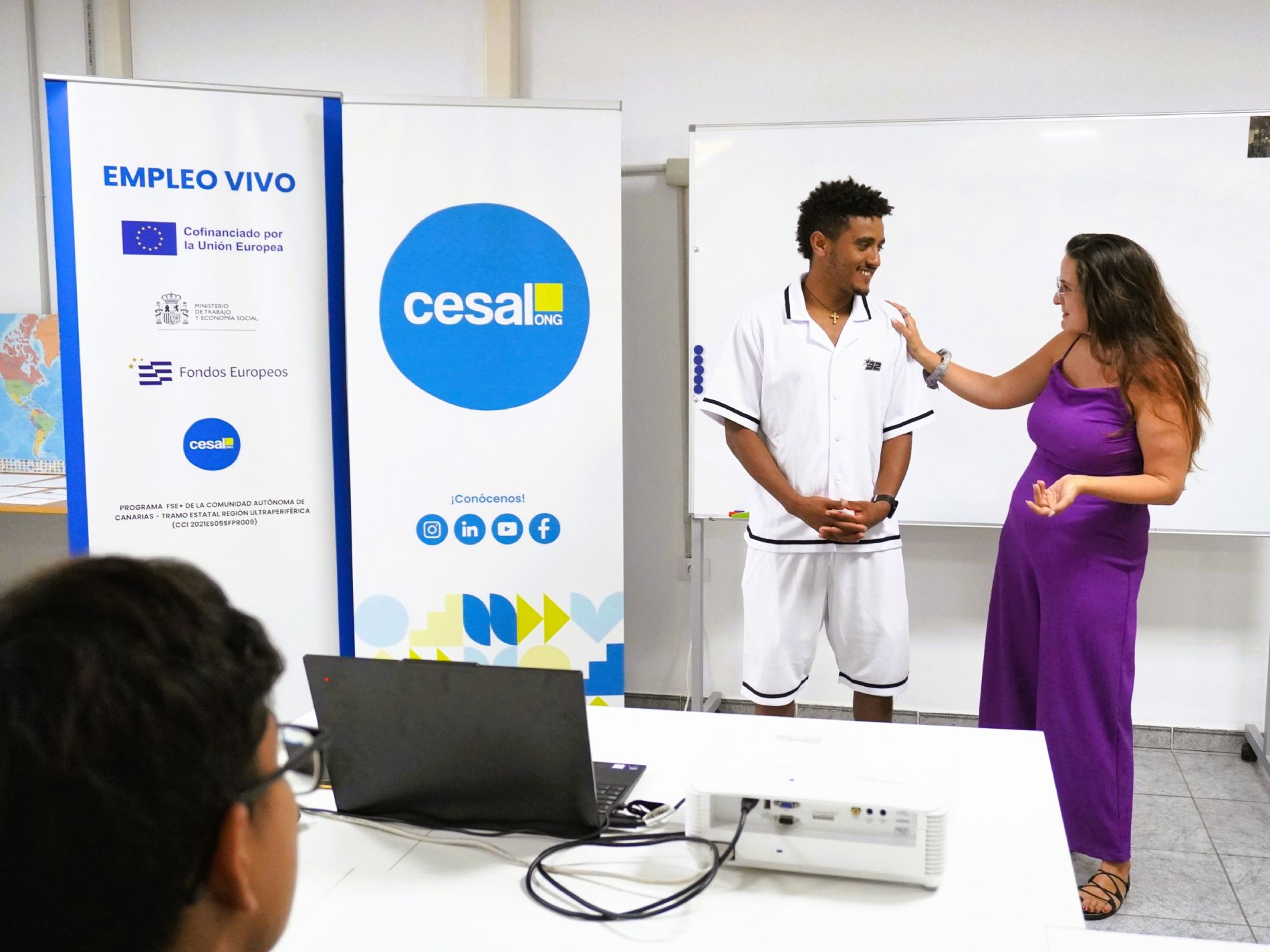 El voluntario, junto a Aroa Ramos, responsable del centro de Cesal en La Cuesta, quien lo acompa�� durante su etapa como participante de la entidad. / Foto: Cesal