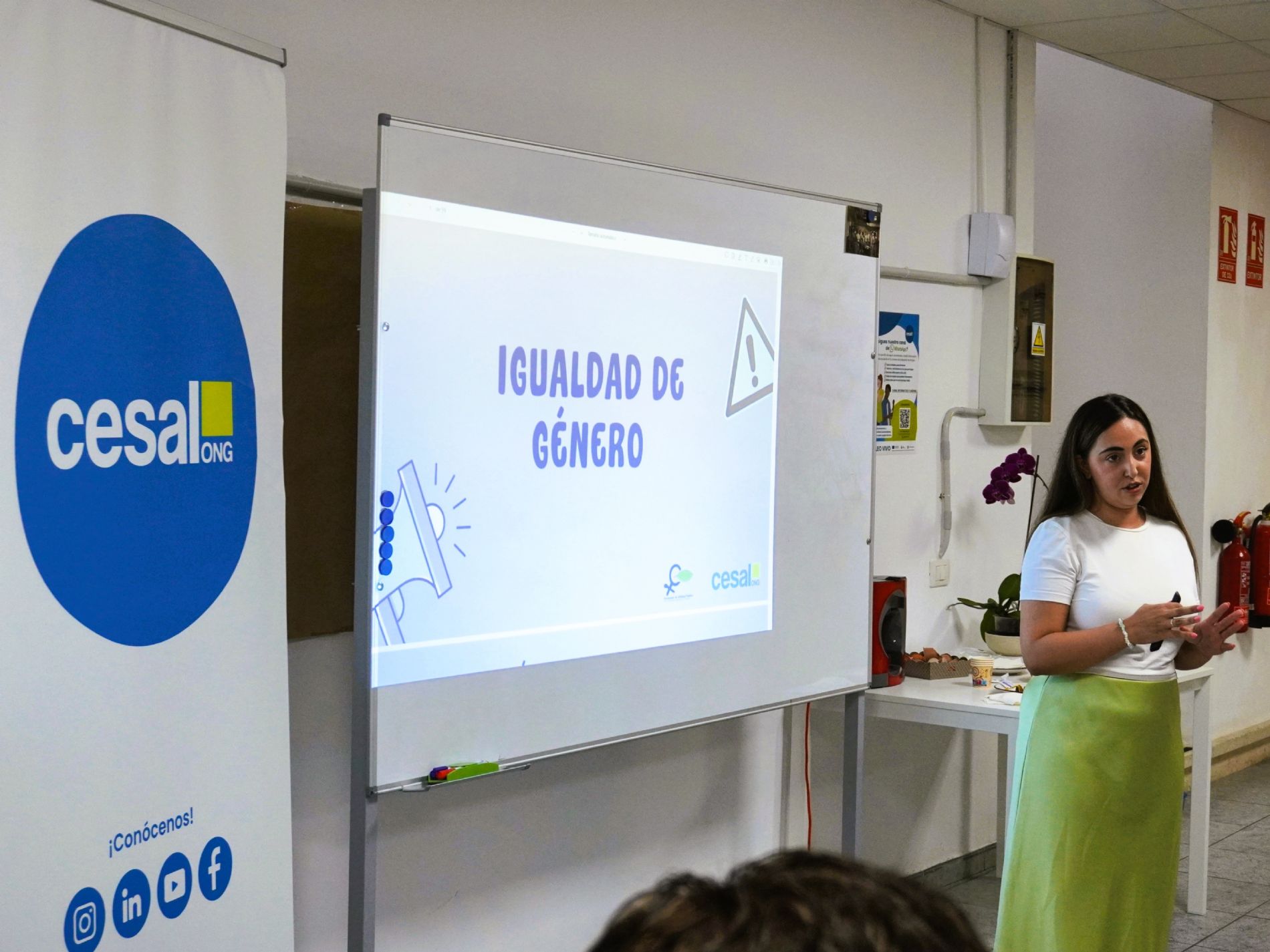 Roc�o Cort�s, trabajadora social de la Federaci�n de Asociaciones de Mujeres Arena y Laurisilva, durante la sesi�n dedicada a la igualdad de g�nero. / Foto: Cesal