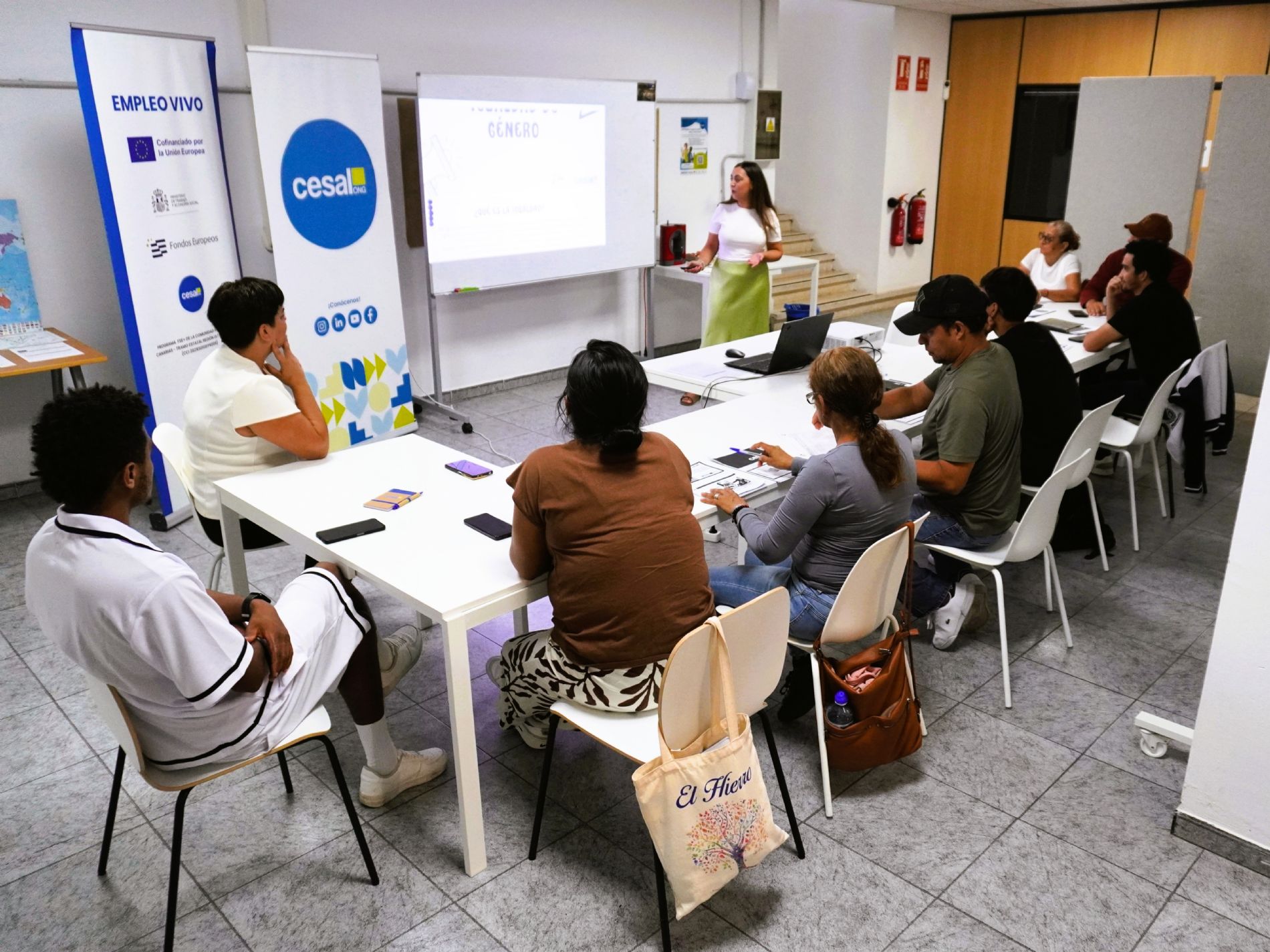 La intervenci�n de Roc�o Cort�s permiti� trabajar sobre roles, estereotipos y desigualdades, adem�s de dar a conocer recursos de apoyo disponibles en Canarias. / Foto: Cesal