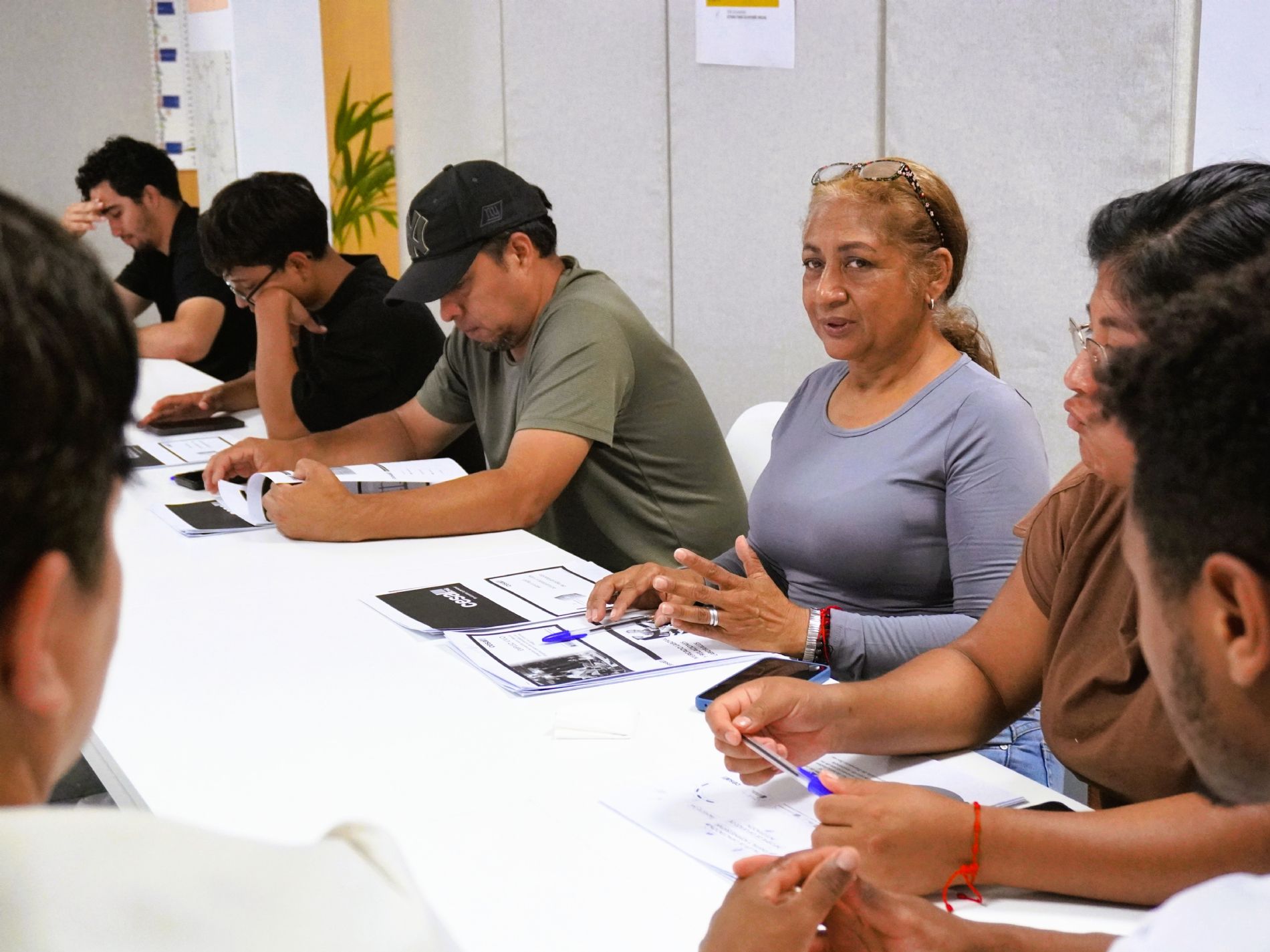 Uno de los momentos de trabajo en el aula, centrado en c�mo ejercer los derechos y desenvolverse en la vida cotidiana en Espa�a. / Foto: Cesal