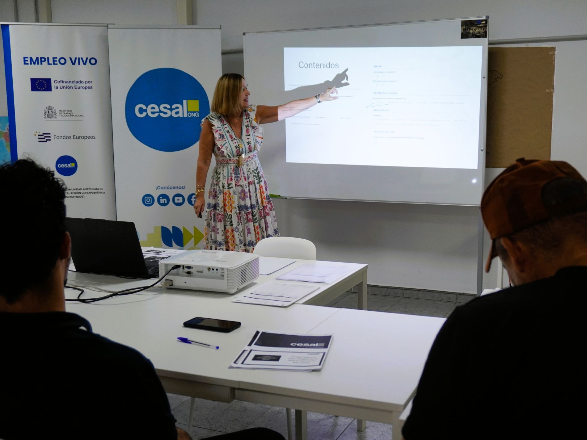 Explicaci�n pr�ctica sobre el uso de herramientas digitales para realizar tr�mites y gestionar documentaci�n administrativa. / Foto: Cesal
