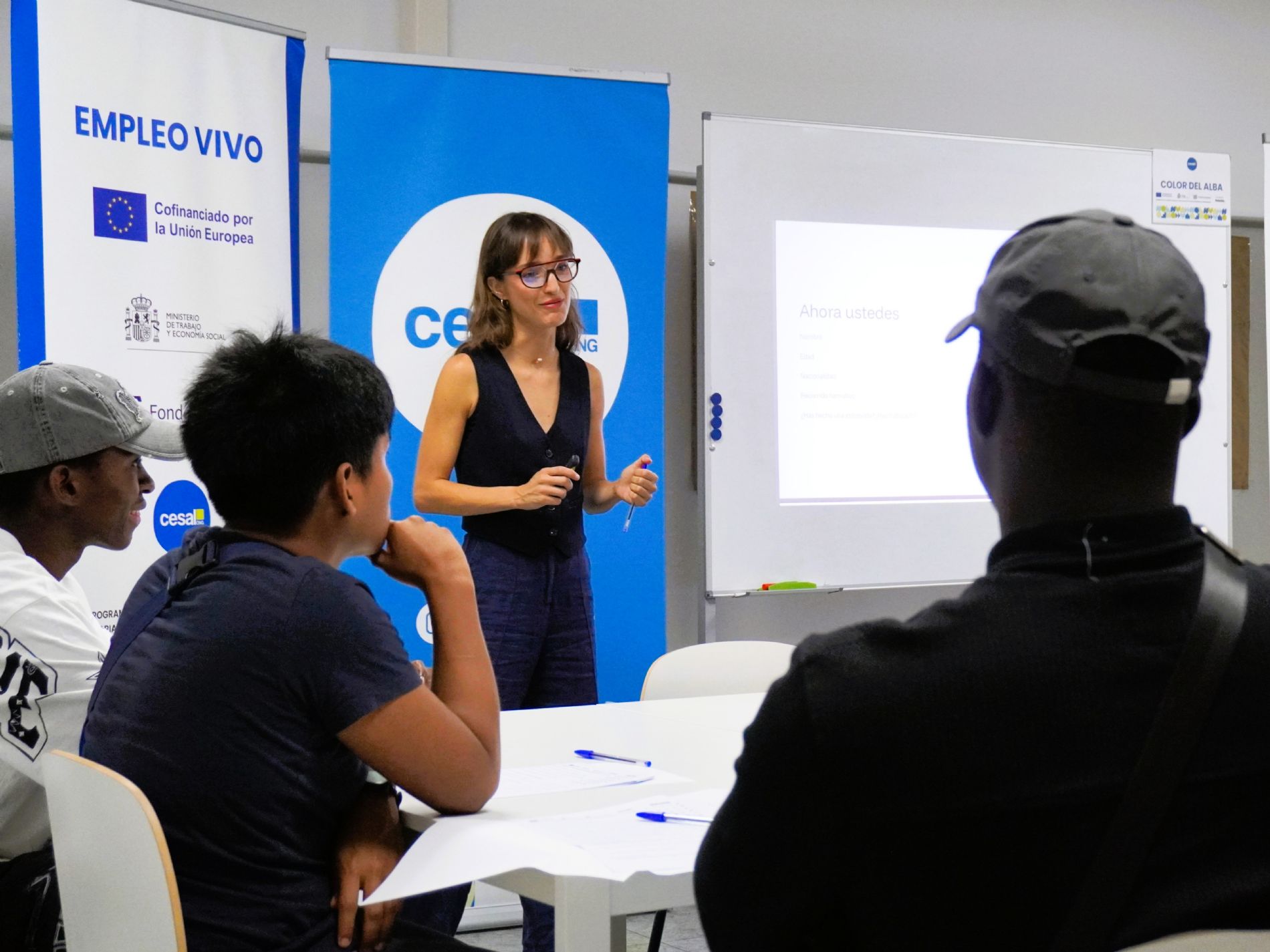 Competencias para el empleo: talleres pr�cticos para reforzar la comunicaci�n, la preparaci�n de entrevistas, la autoestima y otras habilidades necesarias para acceder y mantenerse en un puesto de trabajo. / Foto: Cesal