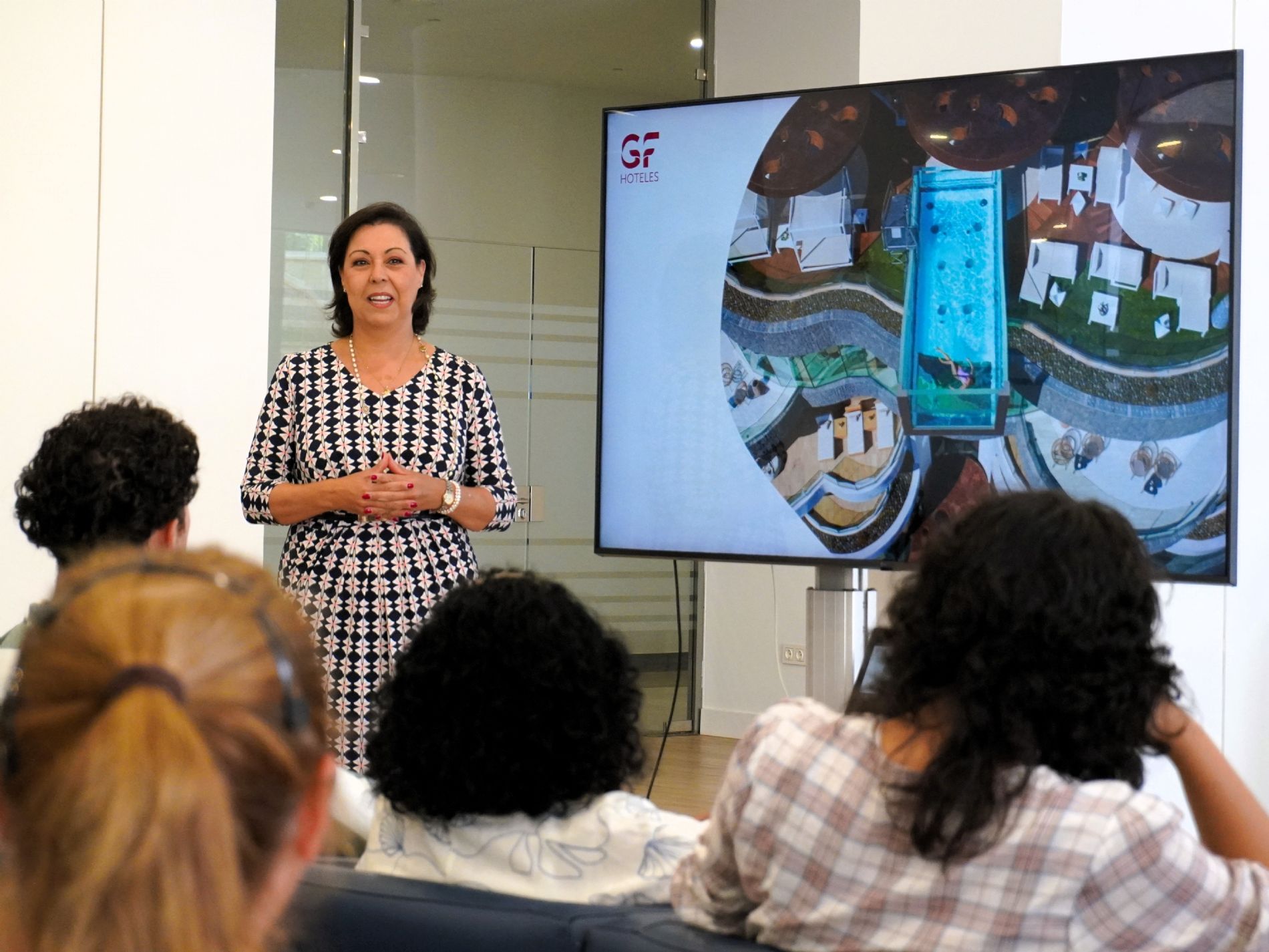 Victoria L�pez, presidenta del Grupo Fedola, comparte con los participantes la historia y los valores que han acompa�ado el crecimiento del grupo. / Foto: Cesal