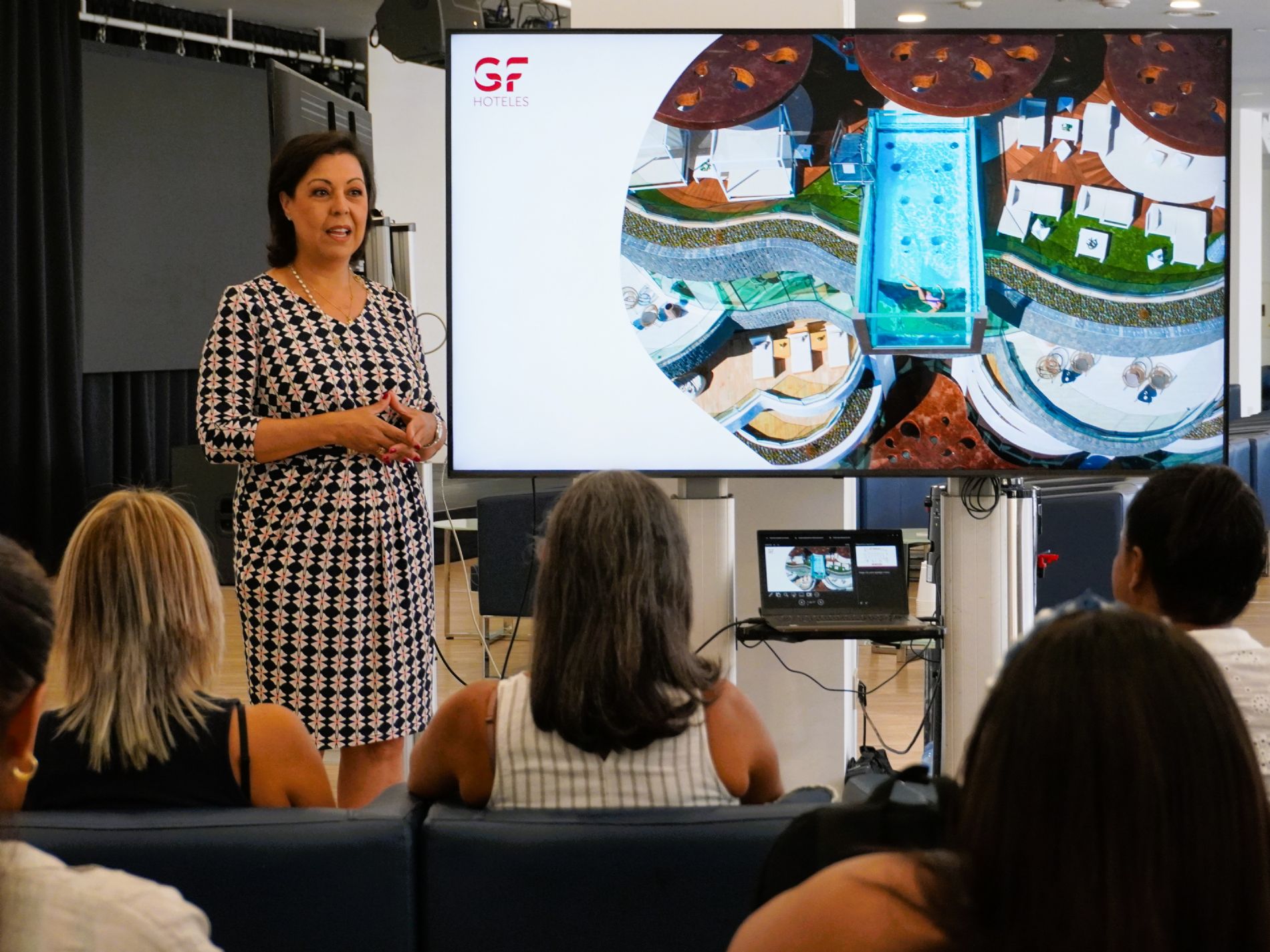 Victoria L�pez, presidenta del Grupo Fedola, durante su encuentro con los participantes de Cesal.