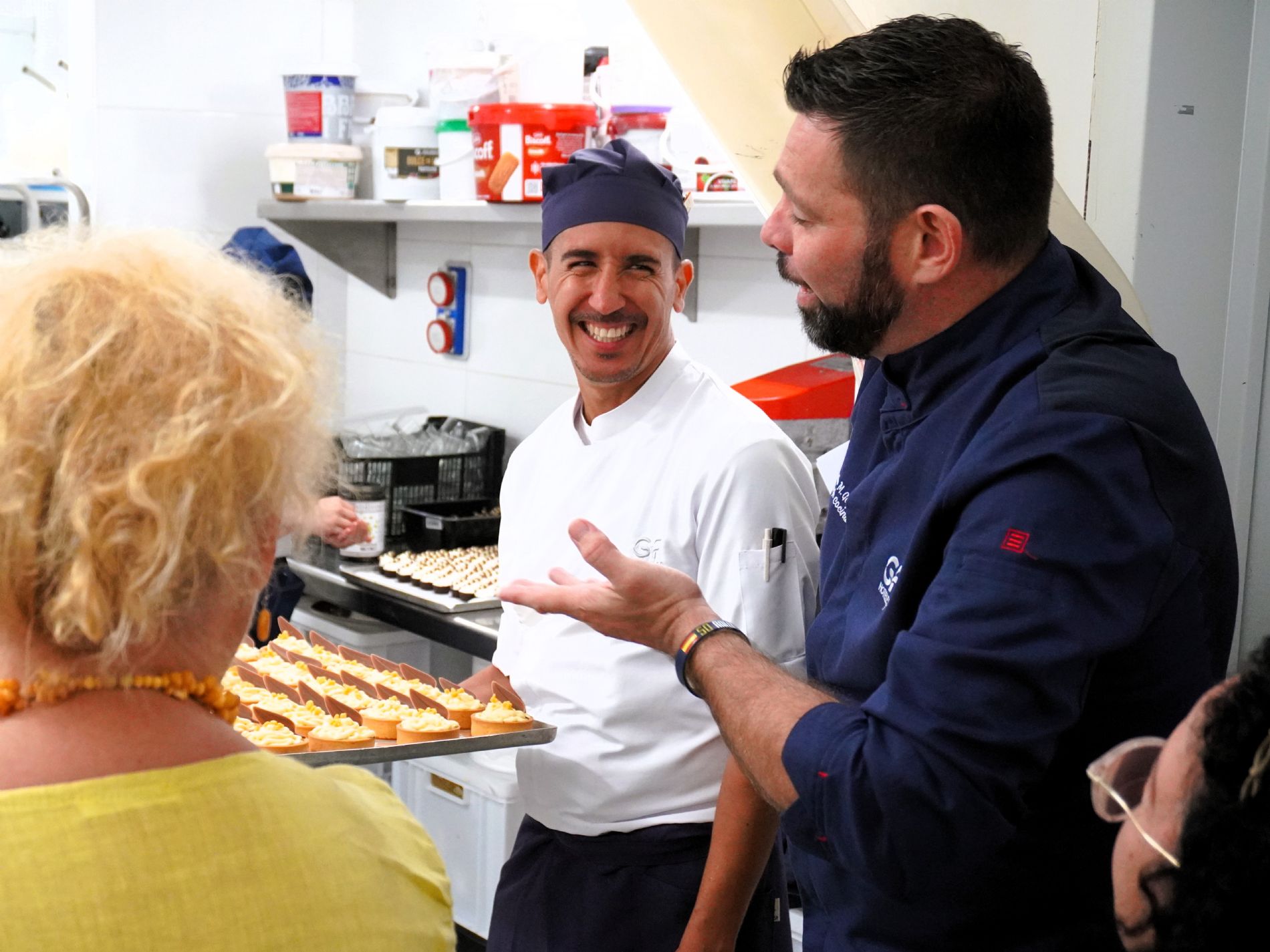 Durante el recorrido por las instalaciones, el jefe de Cocina del GF Victoria explic� al grupo algunas claves del trabajo profesional en el hotel. / Foto: Cesal