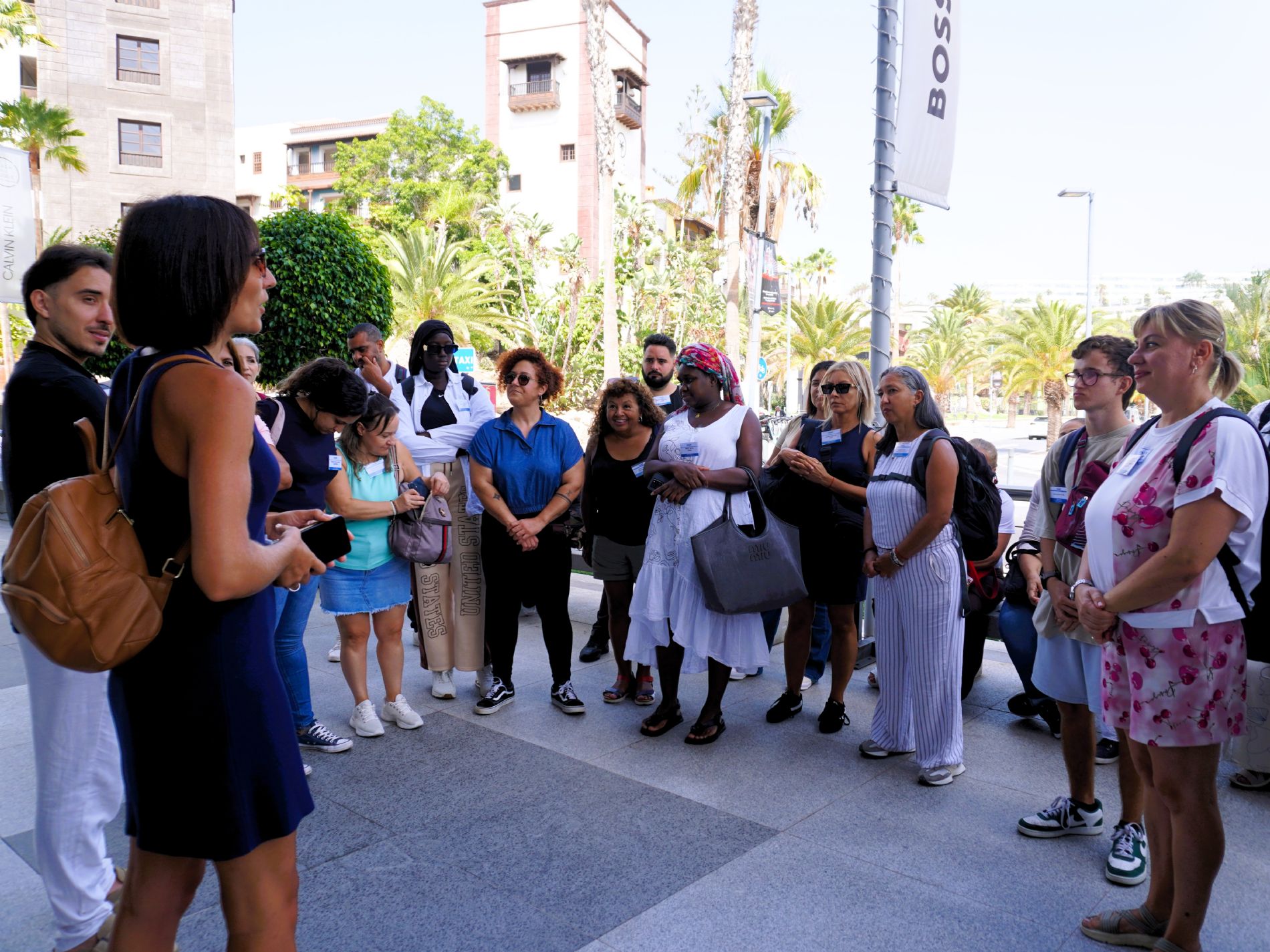 Tras la visita, el grupo comparti� impresiones sobre la experiencia y las posibilidades profesionales que hab�an descubierto durante el recorrido. / Foto: Cesal