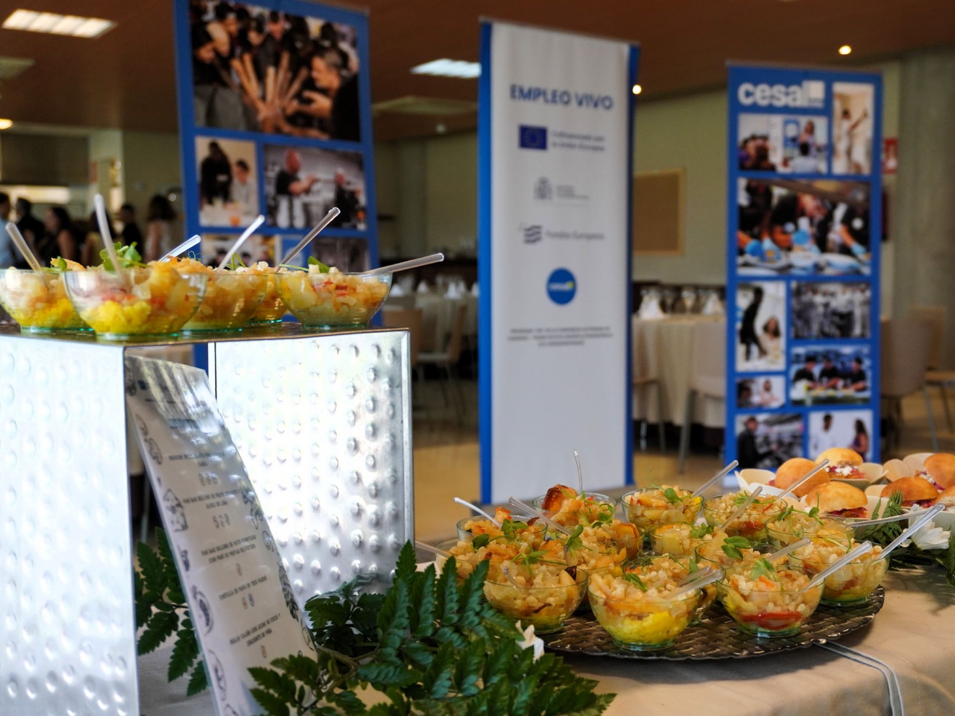 Aperitivos preparados por el grupo de Cocina durante el brunch de Empleo Vivo celebrado en el CDTCA de Adeje. / Foto: Cesal