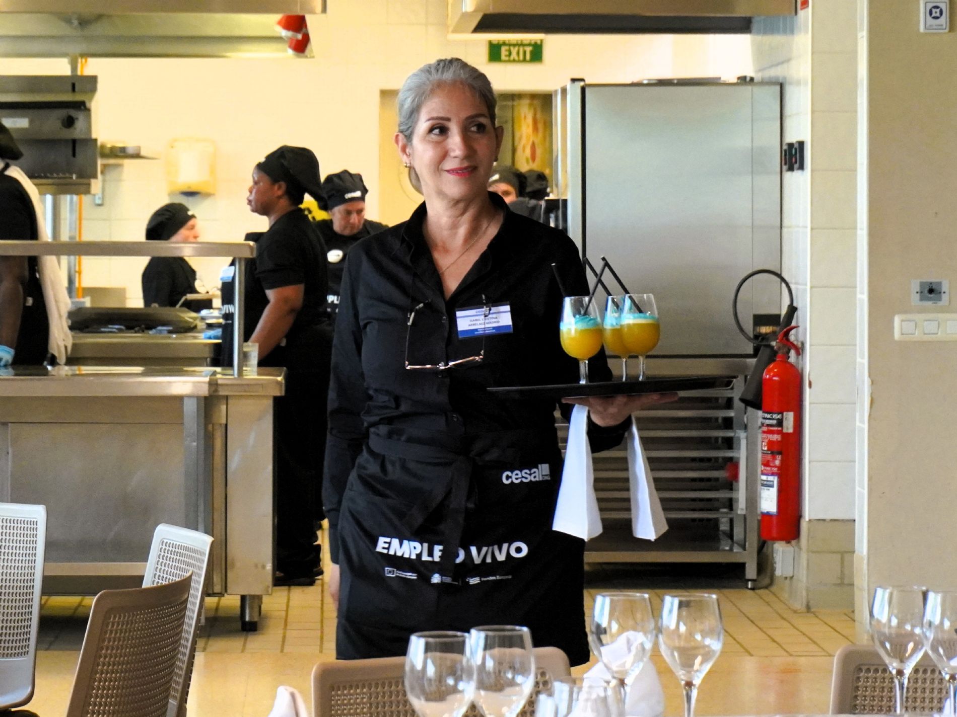 Una participante de Ayudante de Sala-Barista de Empleo Vivo durante el servicio de bebidas en el brunch organizado por Cesal en Tenerife Sur. / Foto: Cesal