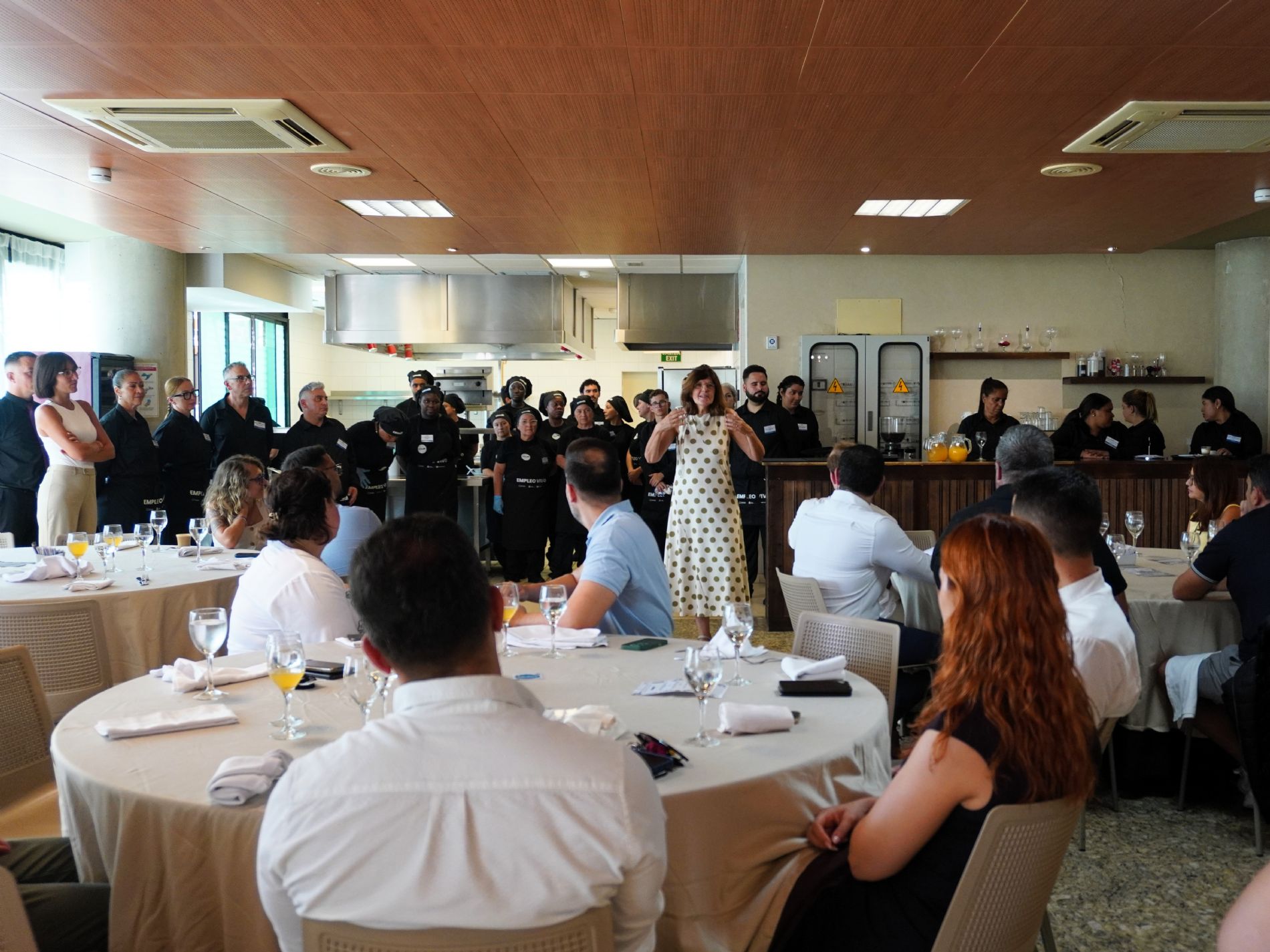 Esther Cabello, delegada de Cesal en Canarias, se dirige a participantes e invitados al cierre del brunch de Empleo Vivo en Adeje. / Foto: Cesal