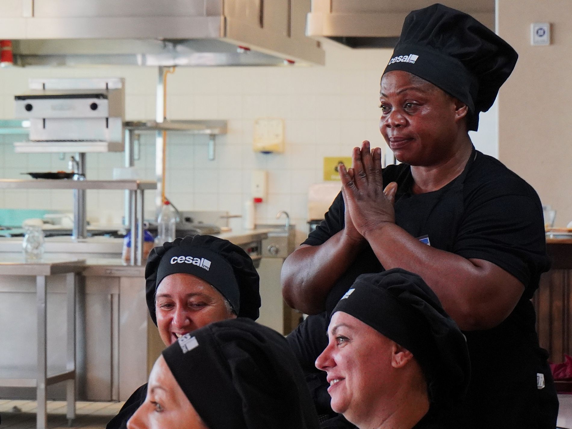 Una participante de Ayudante de Cocina de Empleo Vivo, emocionada durante el agradecimiento final por el acompa�amiento recibido. / Foto: Cesal