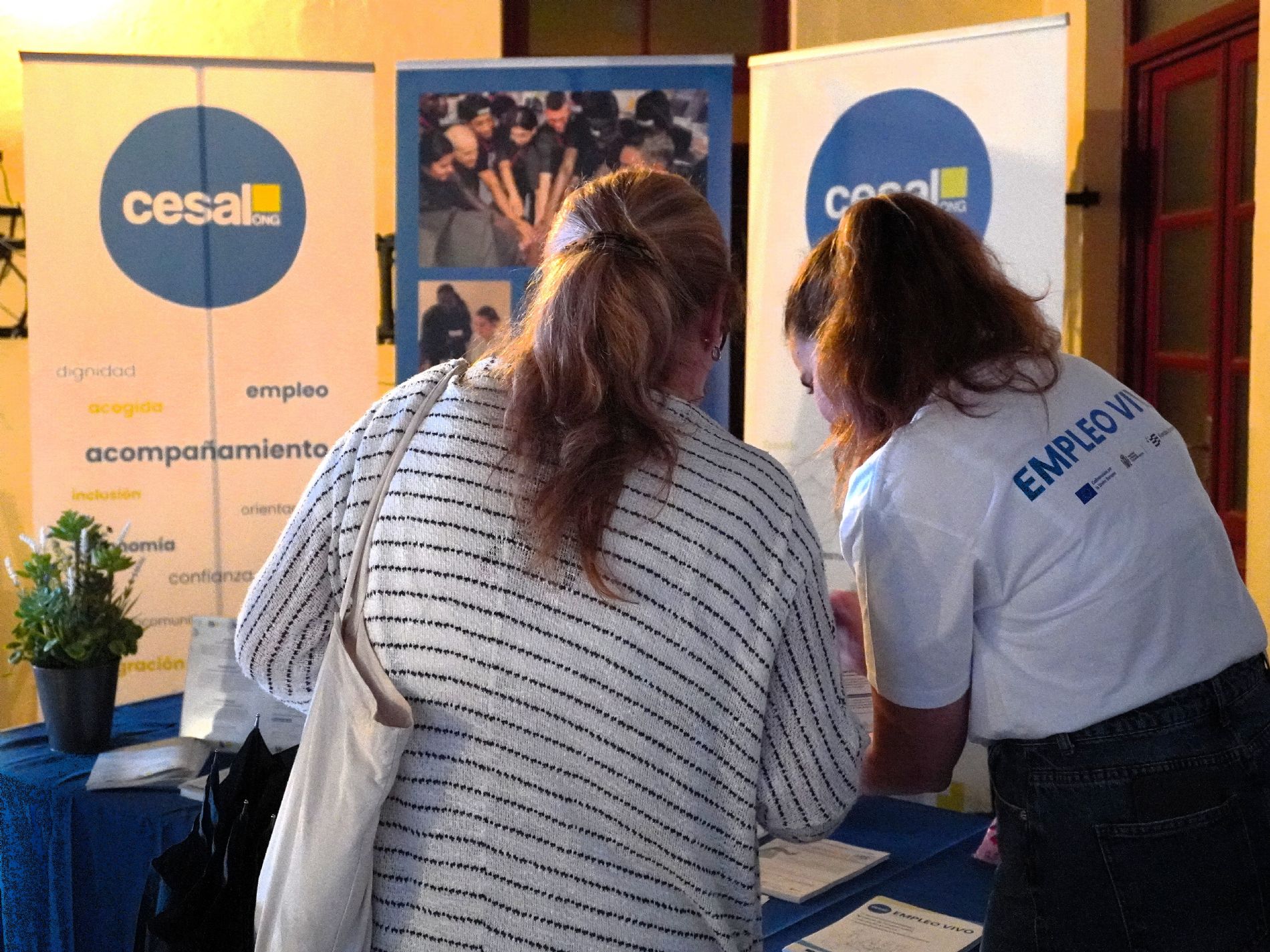 Una persona recibe informaci�n sobre los proyectos de Cesal Canarias durante Encuentro Canarias 2026.