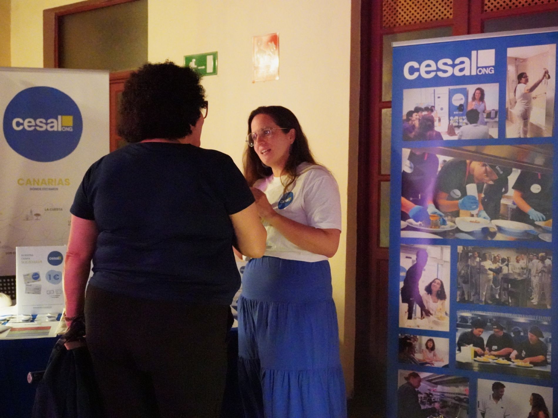 Atenci�n a una persona visitante en el stand de Cesal Canarias durante Encuentro Canarias 2026.