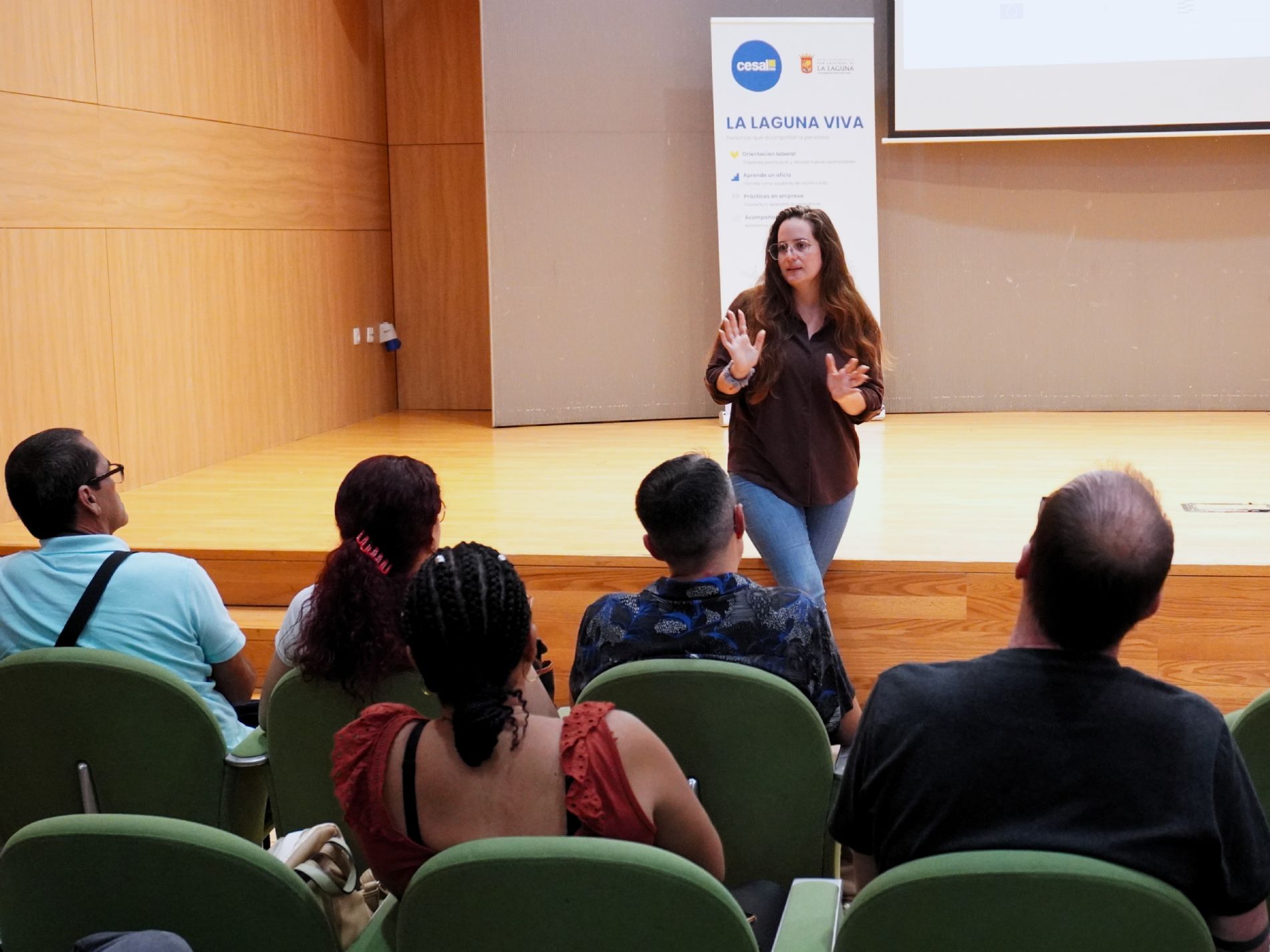 Aroa Ramos, responsable del centro de Cesal en La Cuesta, da la bienvenida a las personas candidatas durante la primera jornada del taller de selecci�n de La Laguna Viva. / Foto: Cesal