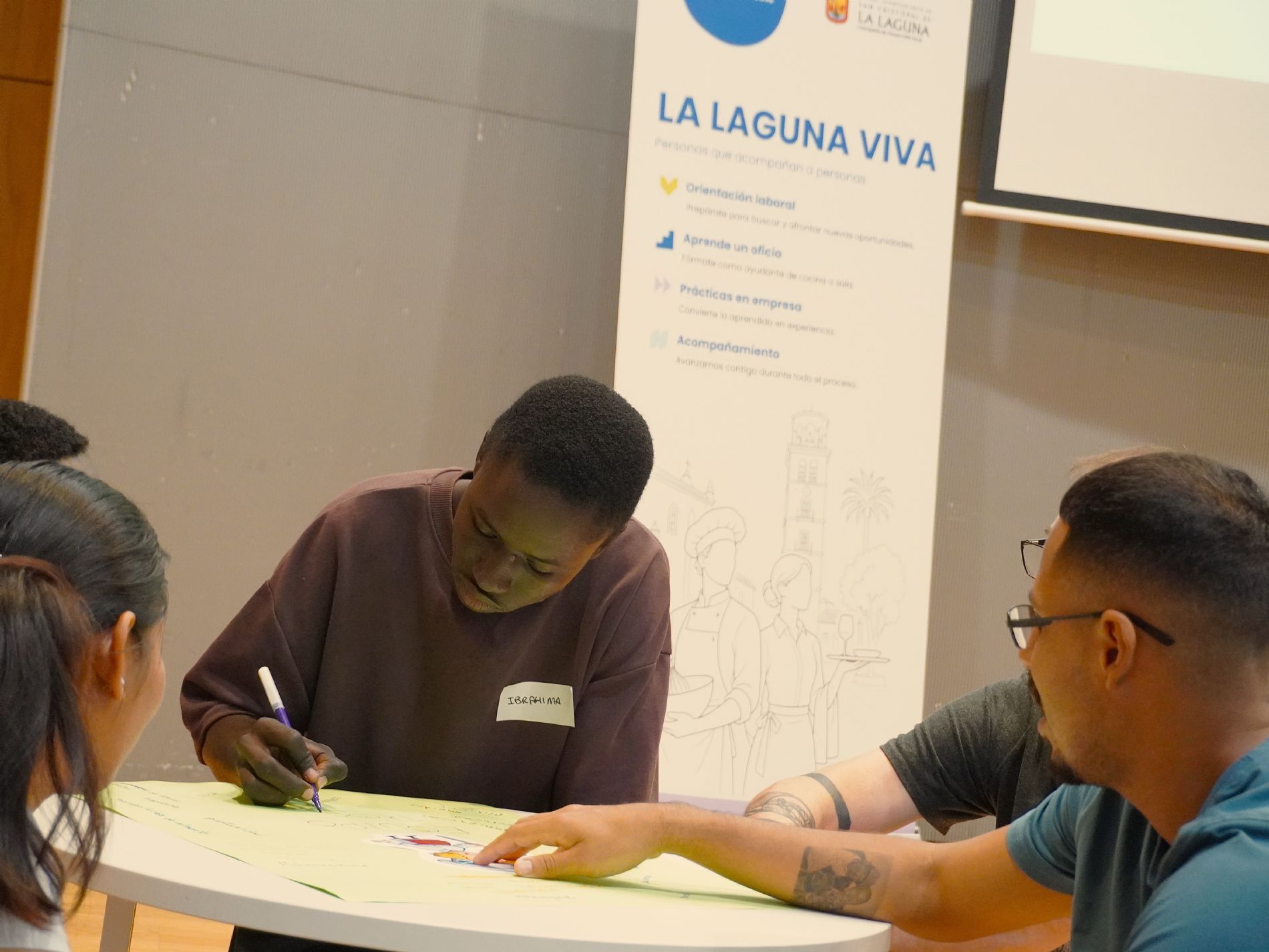 Durante la primera jornada del taller de selecci�n, las personas candidatas descubrieron las funciones y habilidades necesarias para trabajar en hosteler�a. / Foto: Cesal