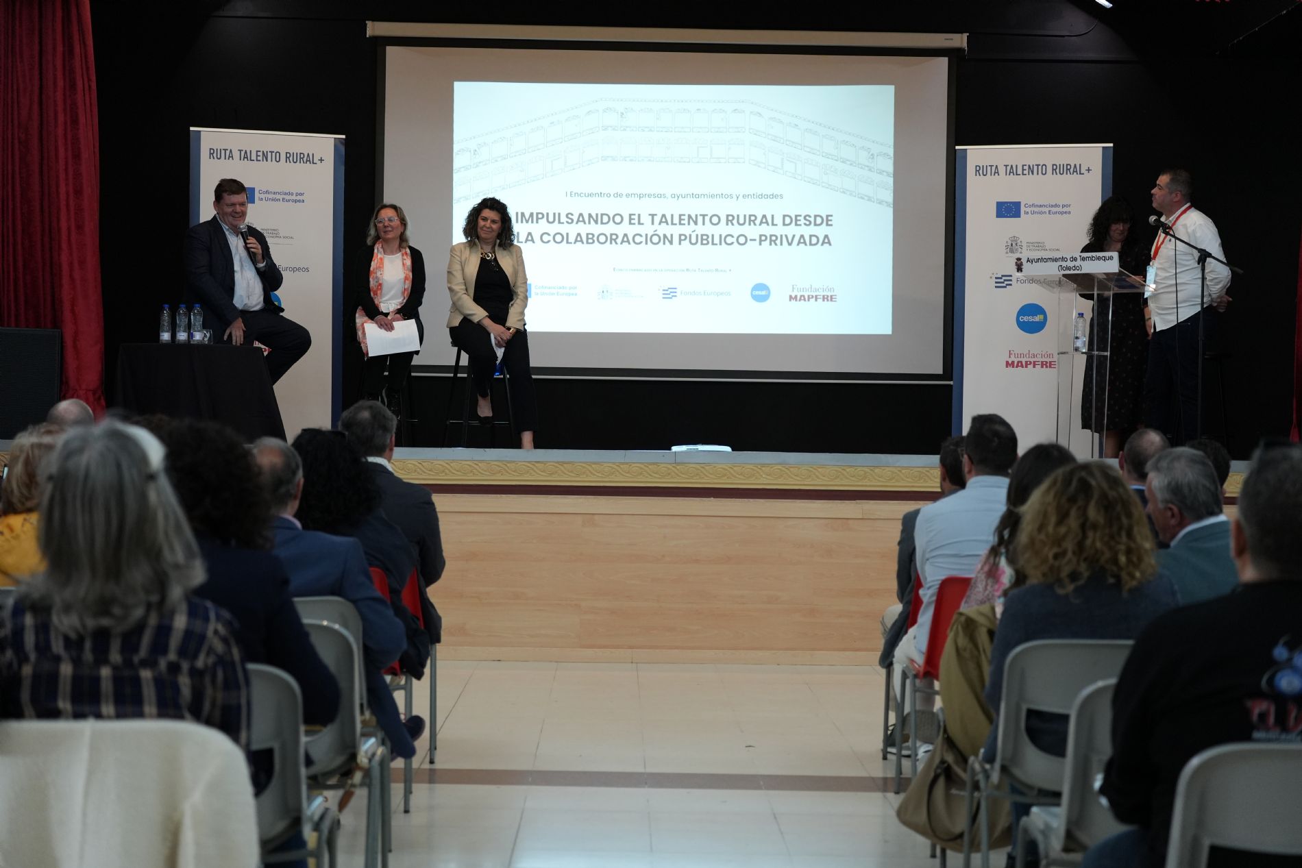 Mesa redonda de empresas con David Soler, gerente del grupo ENVESYDE; Francisca Chozas, administrativa y gerente de la Cooperativa TECOTEX; y Esperanza Ramrez, directora de Academia CEFORVI