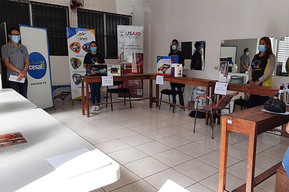Entrega de kits de emprendimiento a jvenes