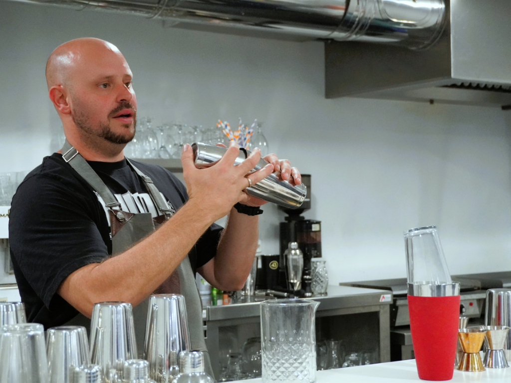Francisco Cuesta explica el uso de la coctelera durante la masterclass de cocteler�a de la formaci�n de Sala-Barista de Cesal en Tenerife. / Foto: Cesal