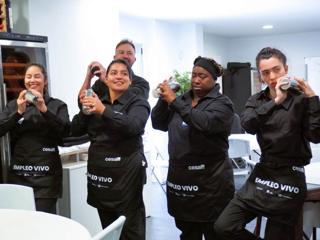 Participantes de la formaci�n de Sala-Barista de Cesal ponen en pr�ctica el uso de la coctelera durante la masterclass de cocteler�a con Francisco Cuesta.