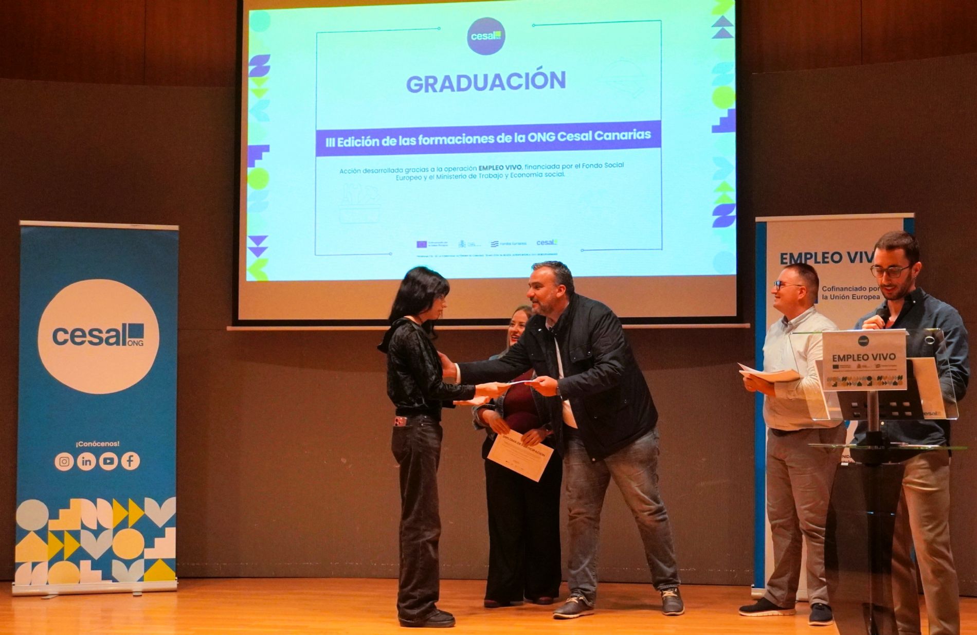 Entrega de diplomas con la presencia de Domingo Galv�n, concejal de Participaci�n Ciudadana del Ayuntamiento de San Crist�bal de La Laguna