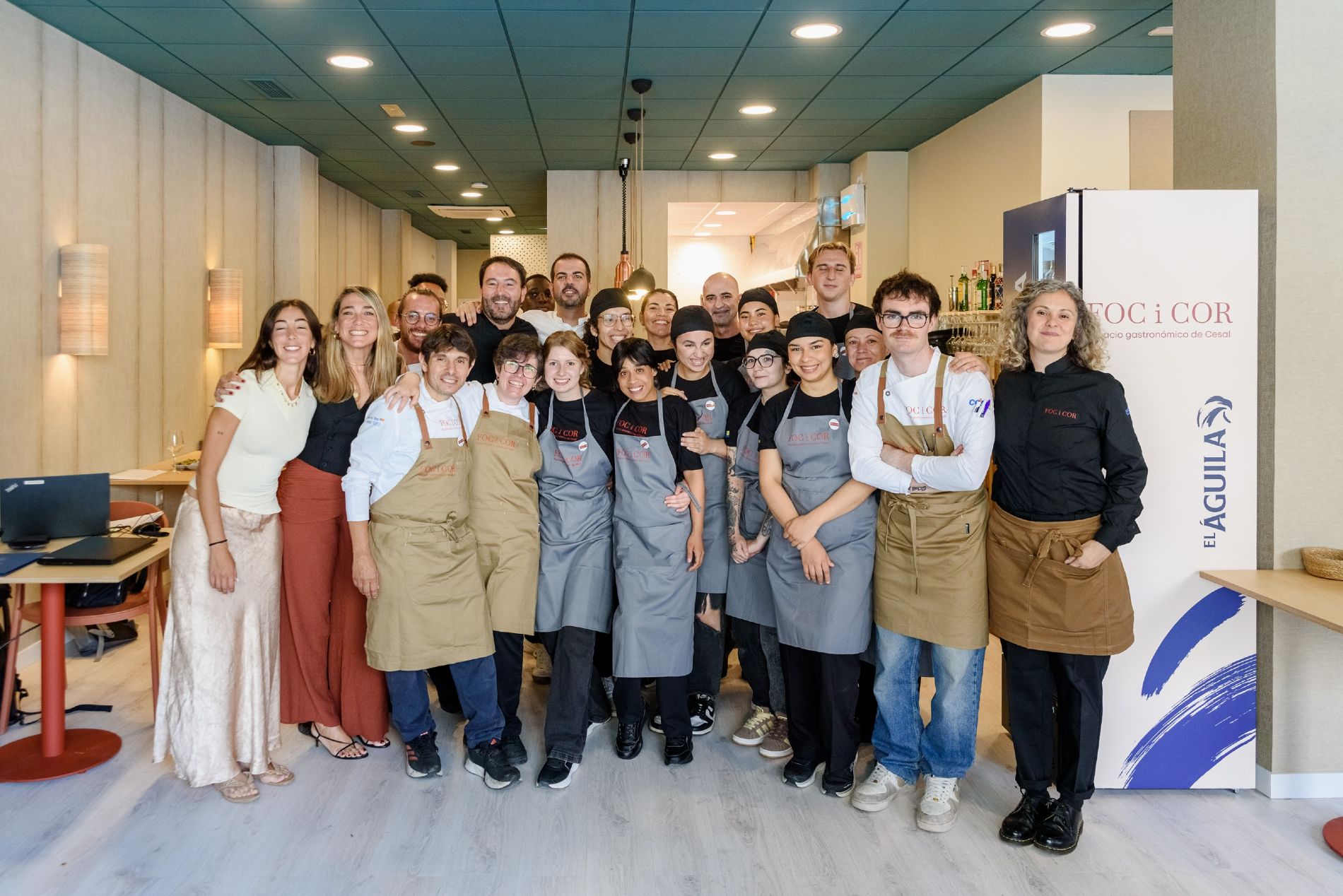 Parte del equipo de profesionales y alumnado de Foc i Cor