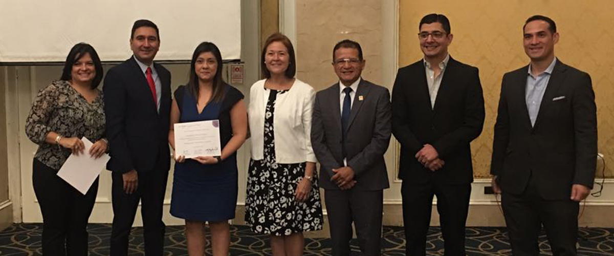 Un grupo de personas durante la entrega de certificado de financiacin de proyecto a CESAL