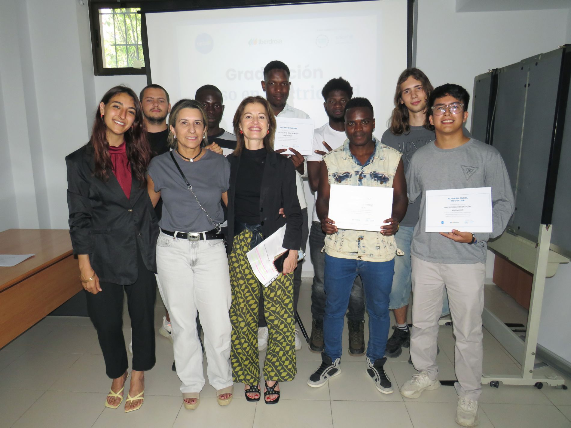 Foto de los graduados con representantes de Cesal y de la Fundacin Laboral de la Construccin