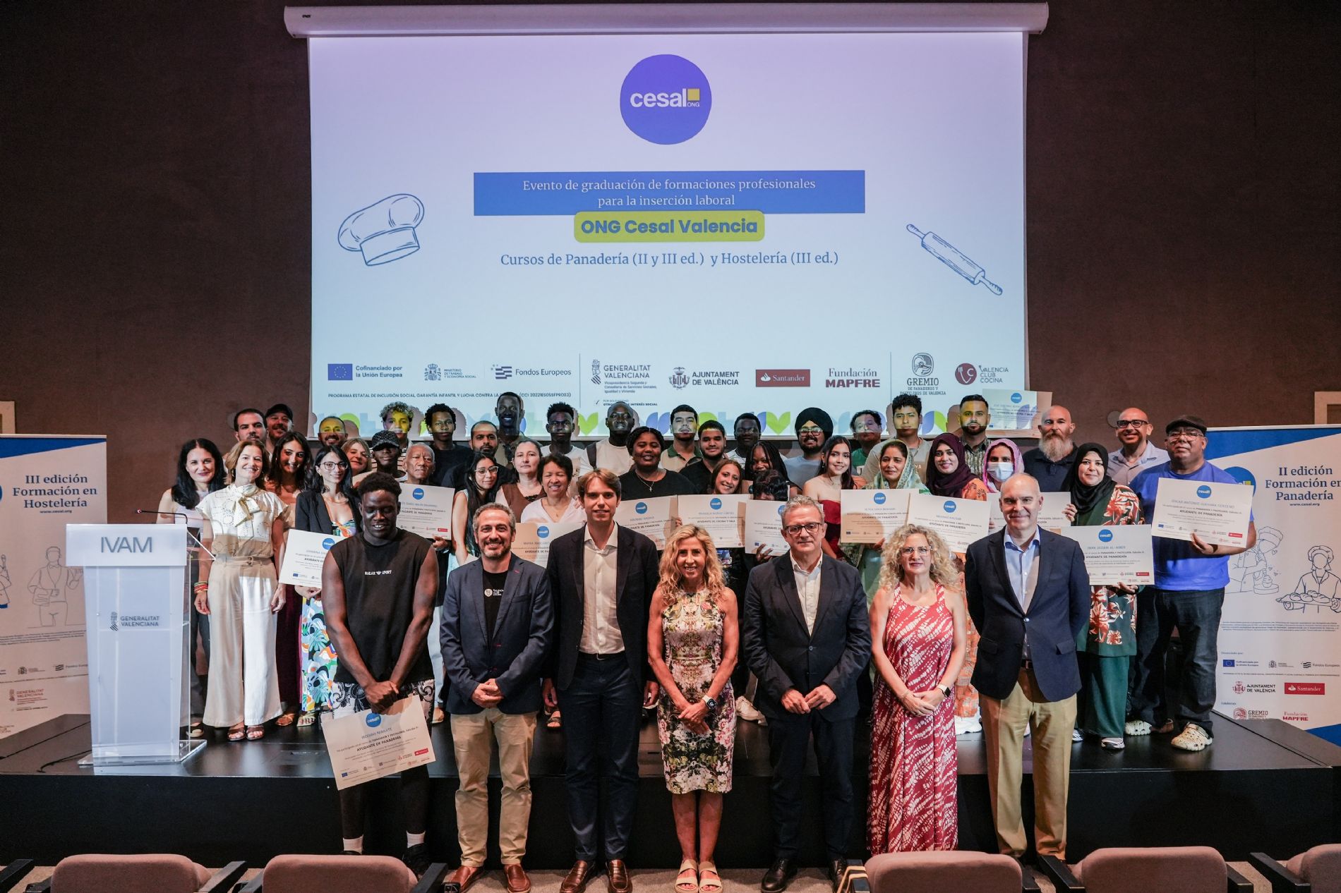 Foto de grupo de los graduados con instituciones y empresas colaboradoras