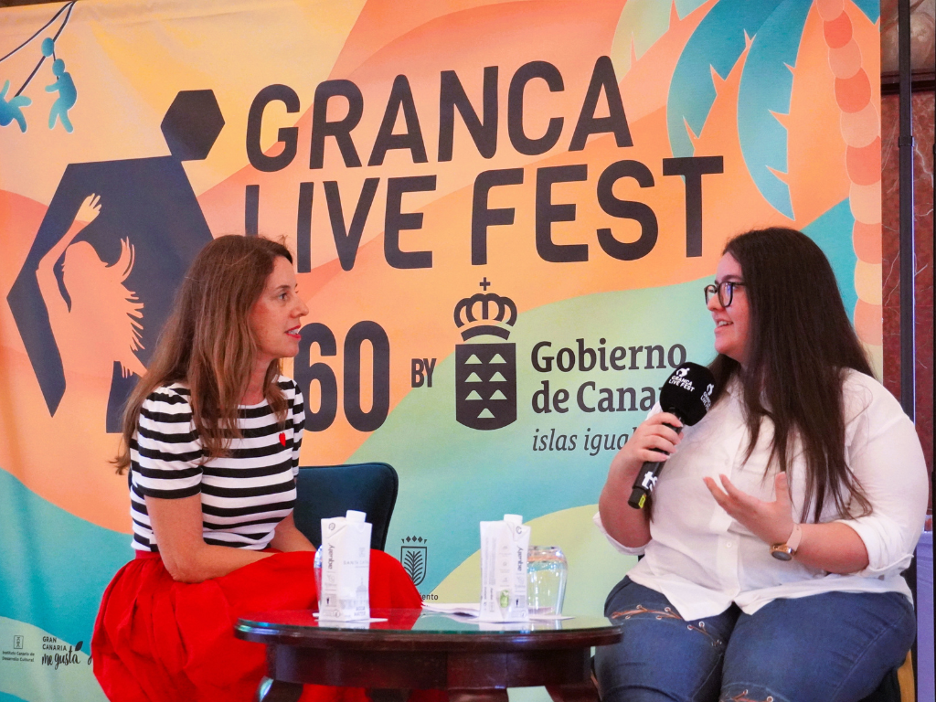 Una de las participantes de Cesal traslada sus dudas a Luc�a P�rez, directora del AC Hotel Iberia Las Palmas, en un di�logo centrado en las barreras reales de acceso al empleo. / Foto: Cesal