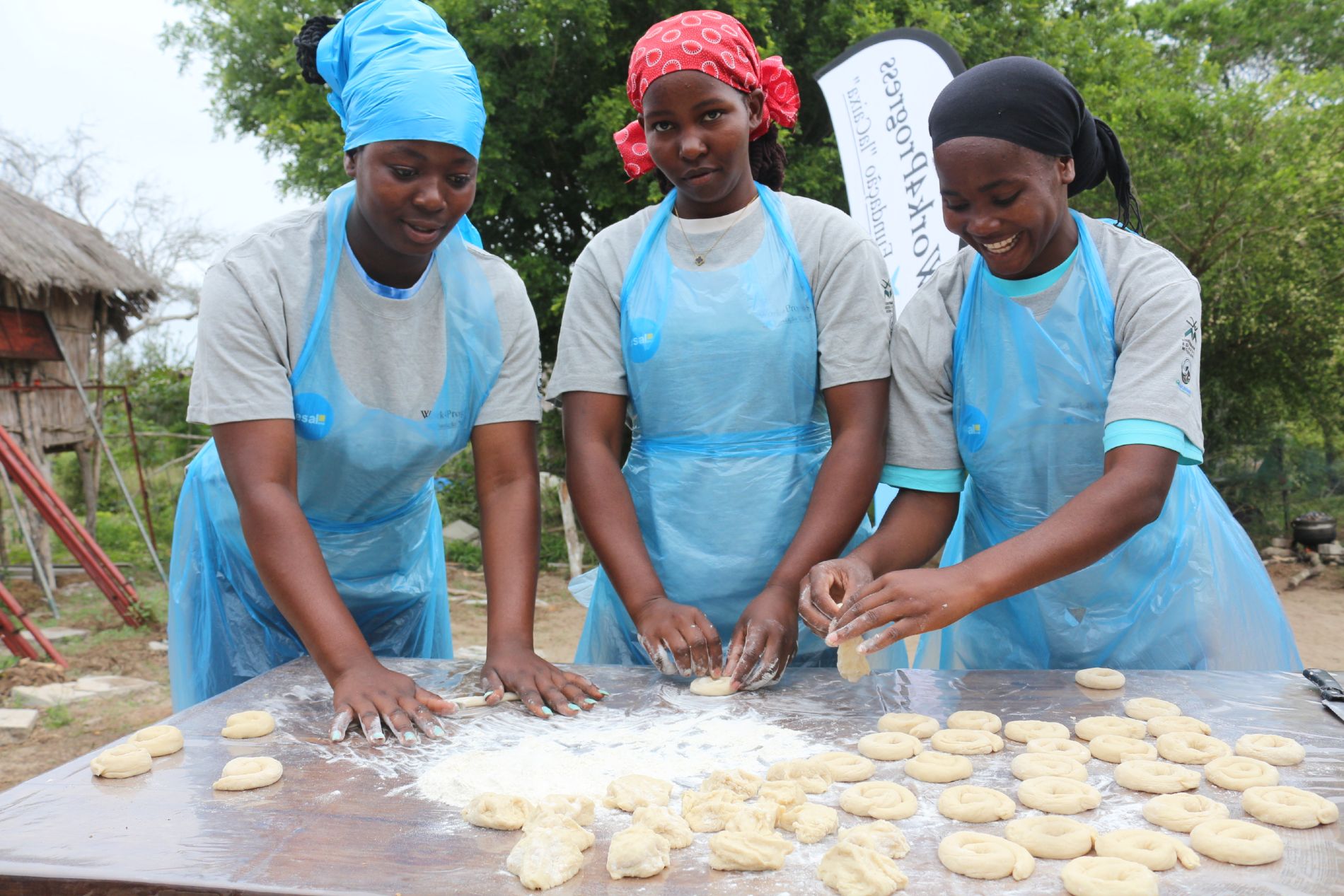 Mujeres de Mozambique en un taller de agroprocesamiento de Work4Progress