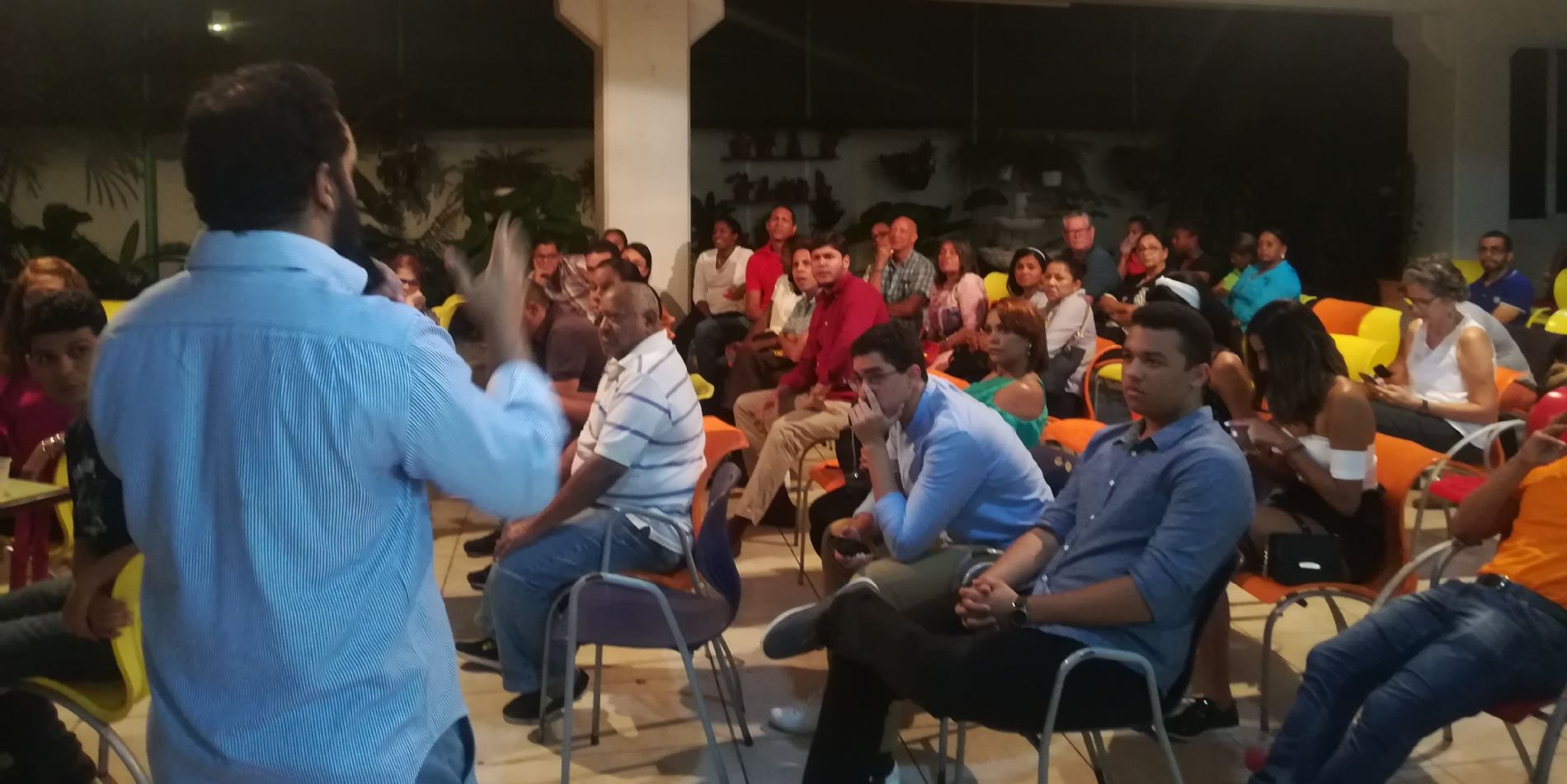 Mijail Peralta presenta Mujeres Tierra