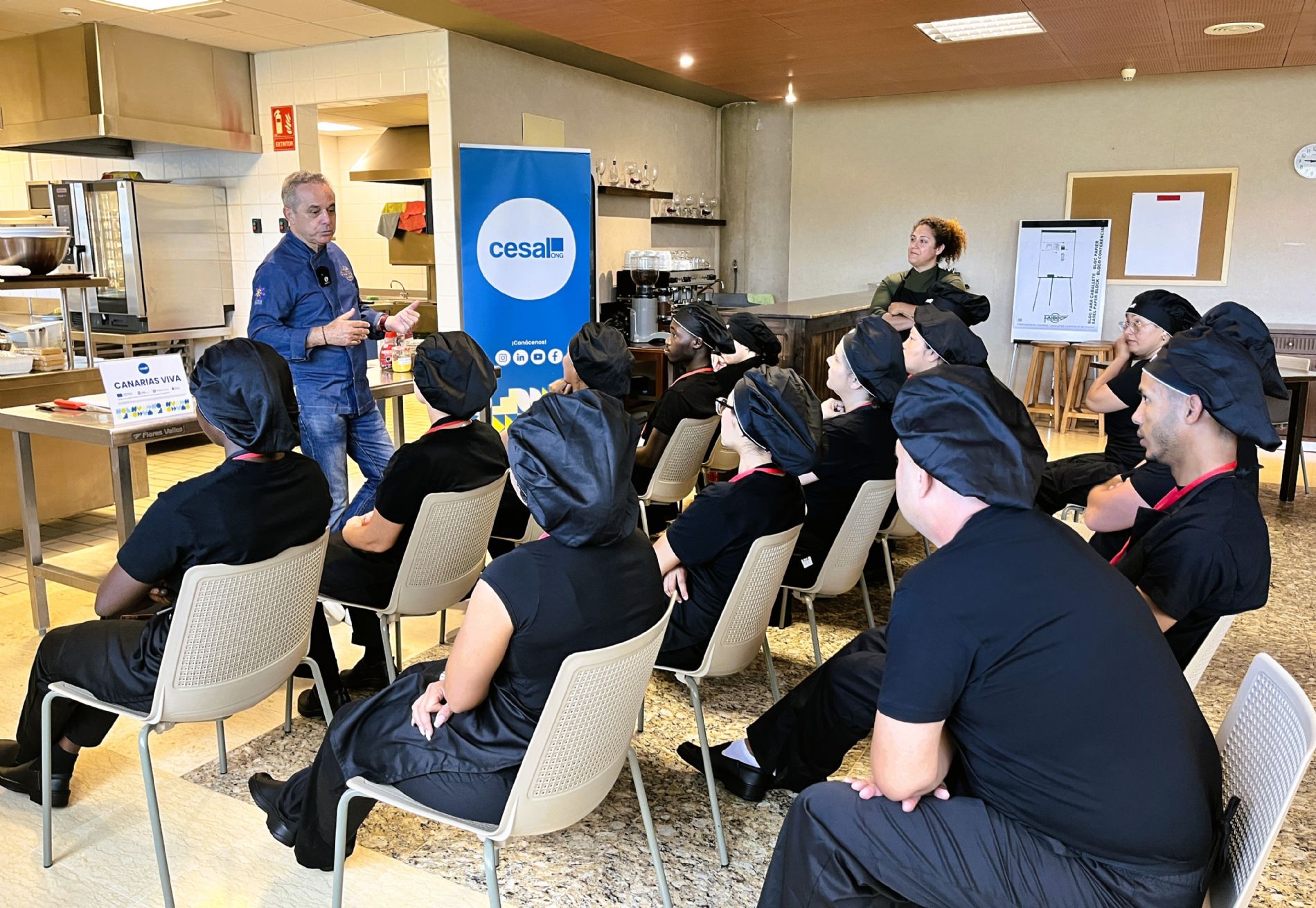 El chef Pablo Pastor comparte su experiencia con los participantes de la formaci�n de Ayudante de Cocina de Cesal Canarias en CDTCA