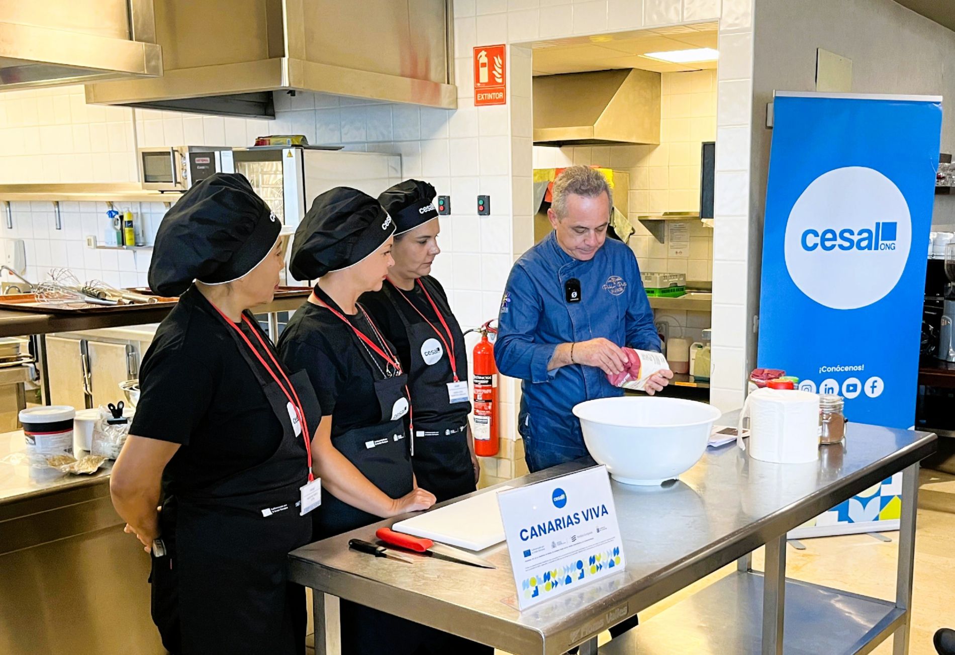 Participantes de Ayudante de cocina de Cesal Canarias durante la sesi�n formativa impartida por el chef Pablo Pastor