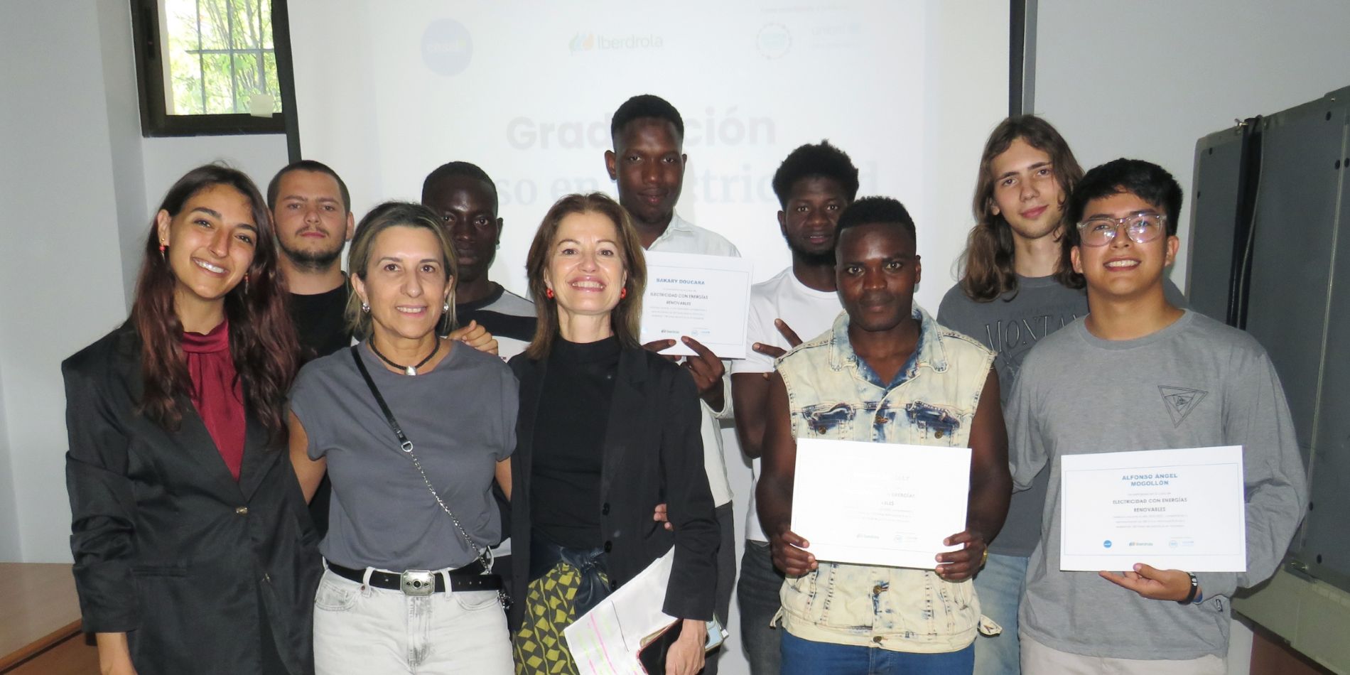 Foto de los graduados con representantes de Cesal y de la Fundacin Laboral de la Construccin