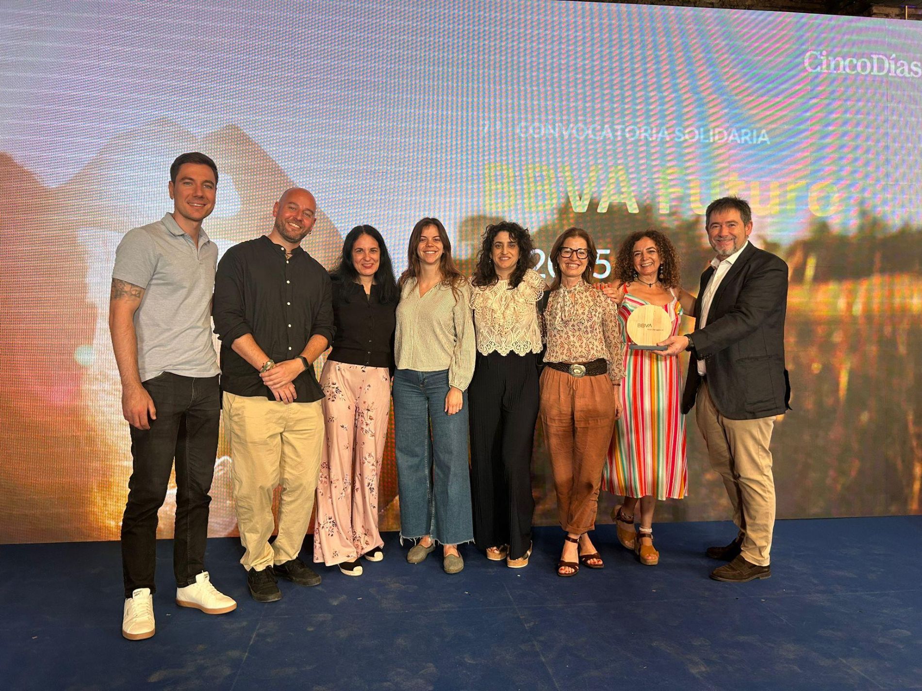 foto del equipo de Cesal en Valencia tras recibir el premio