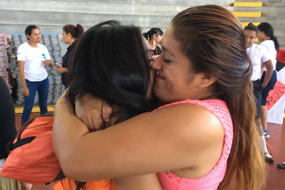 madre abrazndose con su hija adolescente