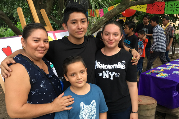 un grupo familiar integrado por 4 personas, 2 mujeres, 1 nio y 1 joven