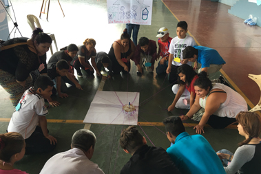 Un grupo de personas en el suelo desarrollando una dinmica