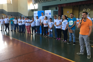 fotografa de un grupo de personas que son capacitadores de familias