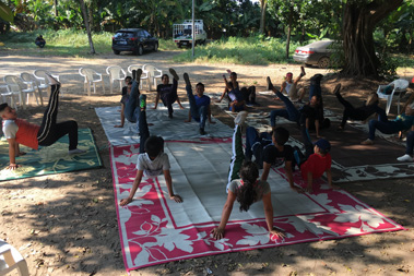 Un grupo de jvenes en una clase de danza