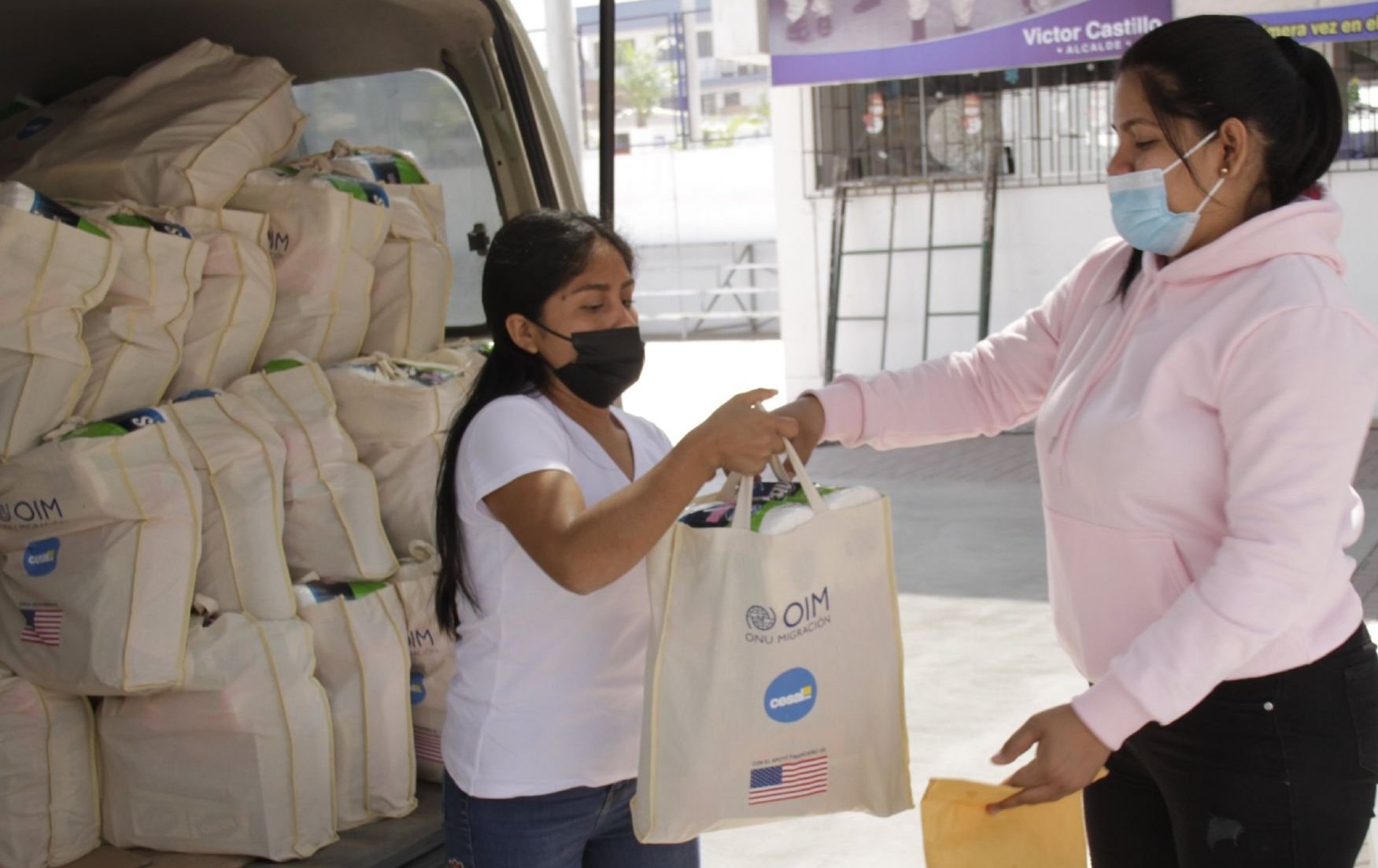 Entrega de kits de higiene durante campaa mvil del PAO, el 11 de mayo de 2022.