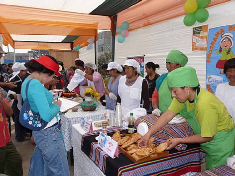 Momento del concurso gastronmico con la valoracin de una jueza