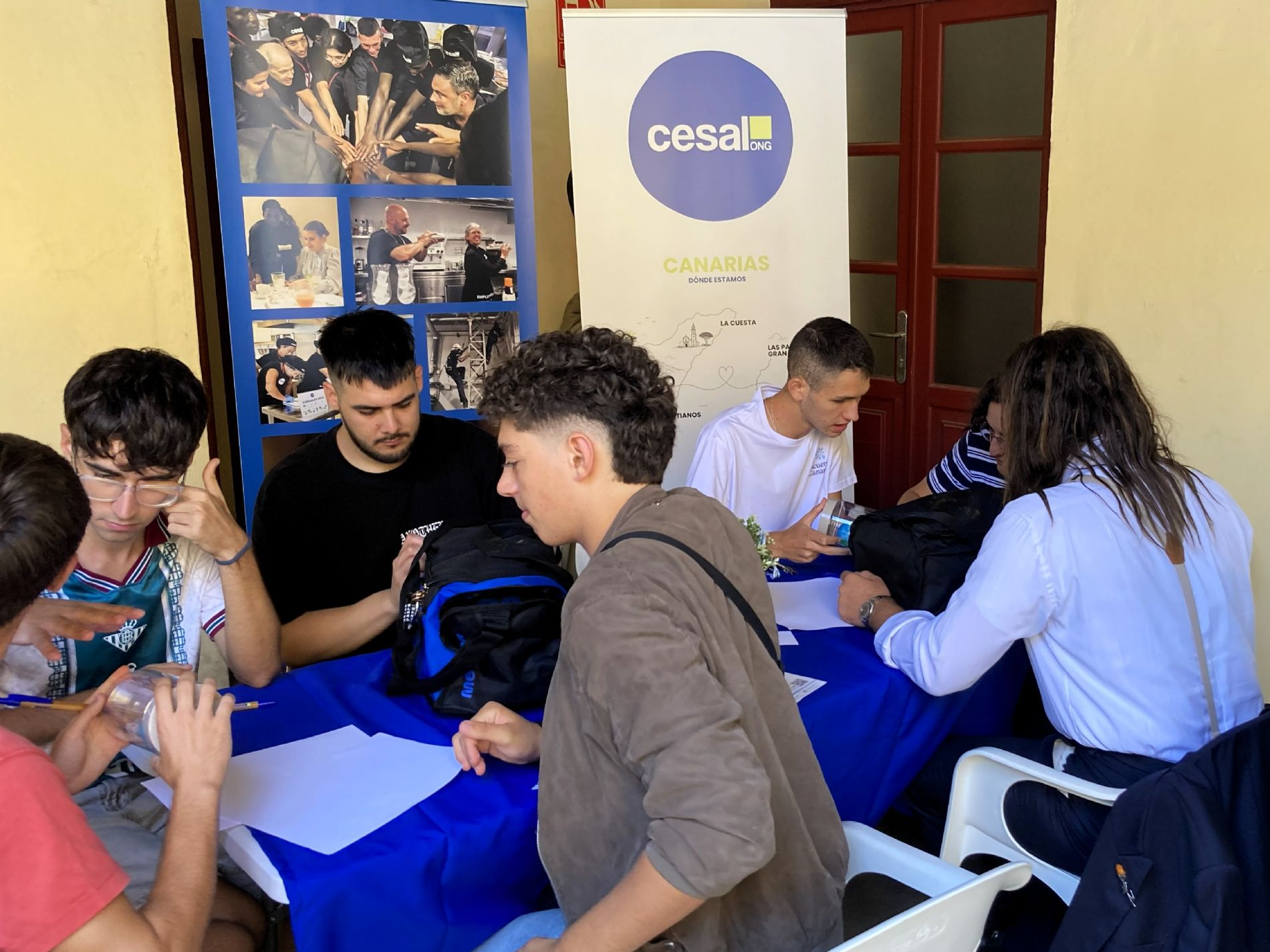 Participantes de �El Viaje� durante una de las pruebas del escape room de Cesal en Encuentro Canarias 2026.