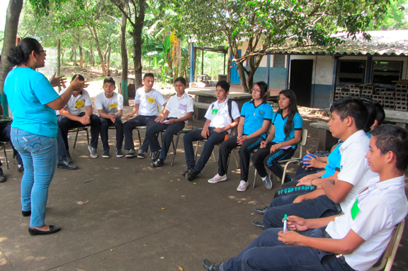 Jvenes participando en una dinmica en El Salvador