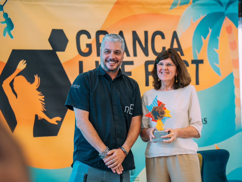 Leo Mansito, promotor de Granca Live Fest 360, entrega a Esther Cabello, delegada de Cesal en Canarias, el premio del Granca Live Fest 360 en reconocimiento al compromiso de la entidad con la inclusi�n sociolaboral. / Foto: organizaci�n de Granca Live Fes