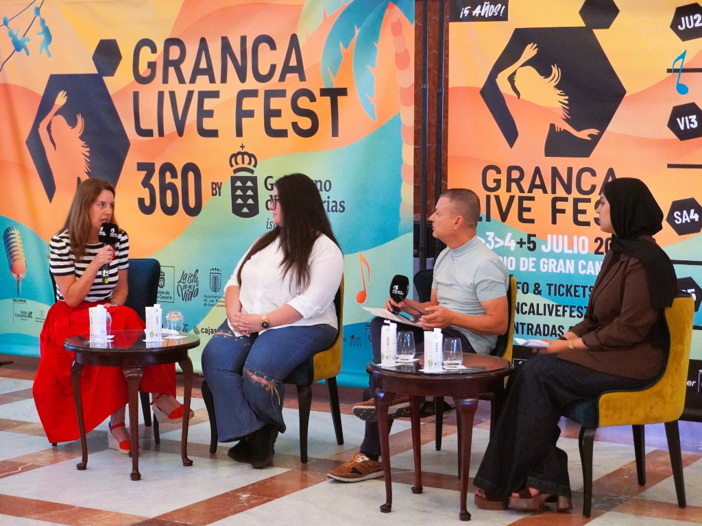 Participantes de Cesal y Luc�a P�rez, directora del AC Hotel Iberia Las Palmas, durante la din�mica de �entrevista invertida� celebrada en Granca Live Fest 360. / Foto: Cesal