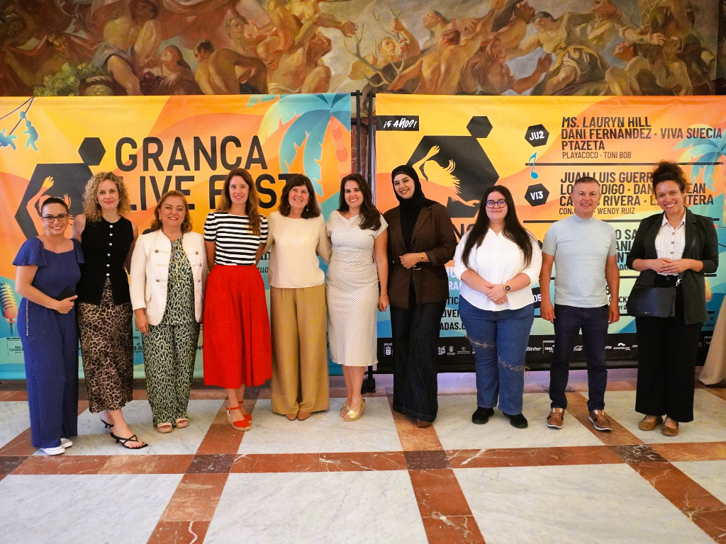 Parte del equipo de Cesal Canarias y personas participantes, junto al premio del Granca Live Fest 360. / Foto: Cesal