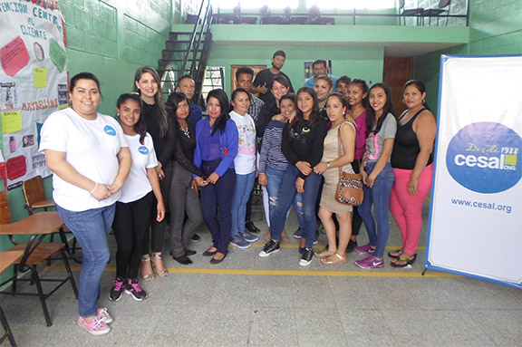 Entrega de kits de emprendimiento a jvenes