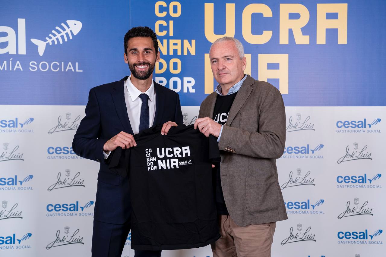 lvaro Arbeloa y Pablo Llano de Cesal en la gala benfica Cocinando por Ucrania