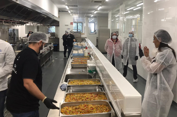 La ONG CESAL, World Central Kitchen, que dirige el chef Jos Andrs, y el Ayuntamiento de Madrid ponen en marcha las cocinas de la Escuela de Hostelera de Santa Eugenia para alimentar a 10.000 personas al da.